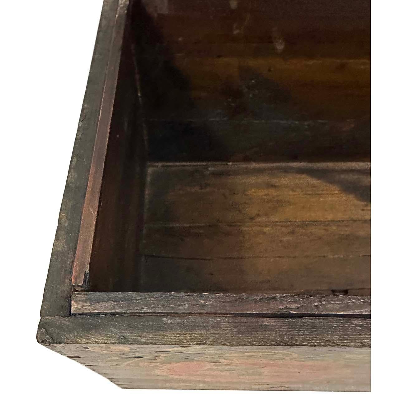 Peint à la main Boîte en bois chinoise du début du 20e siècle, peinte à la main en vente