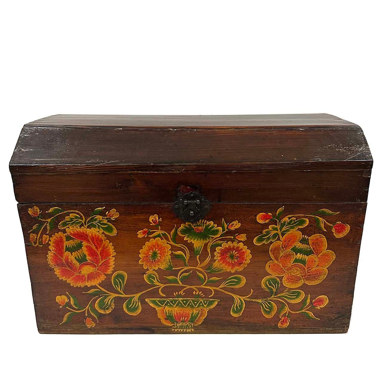 Boîte en bois chinoise du début du 20e siècle, peinte à la main Bon état - En vente à Pomona, CA