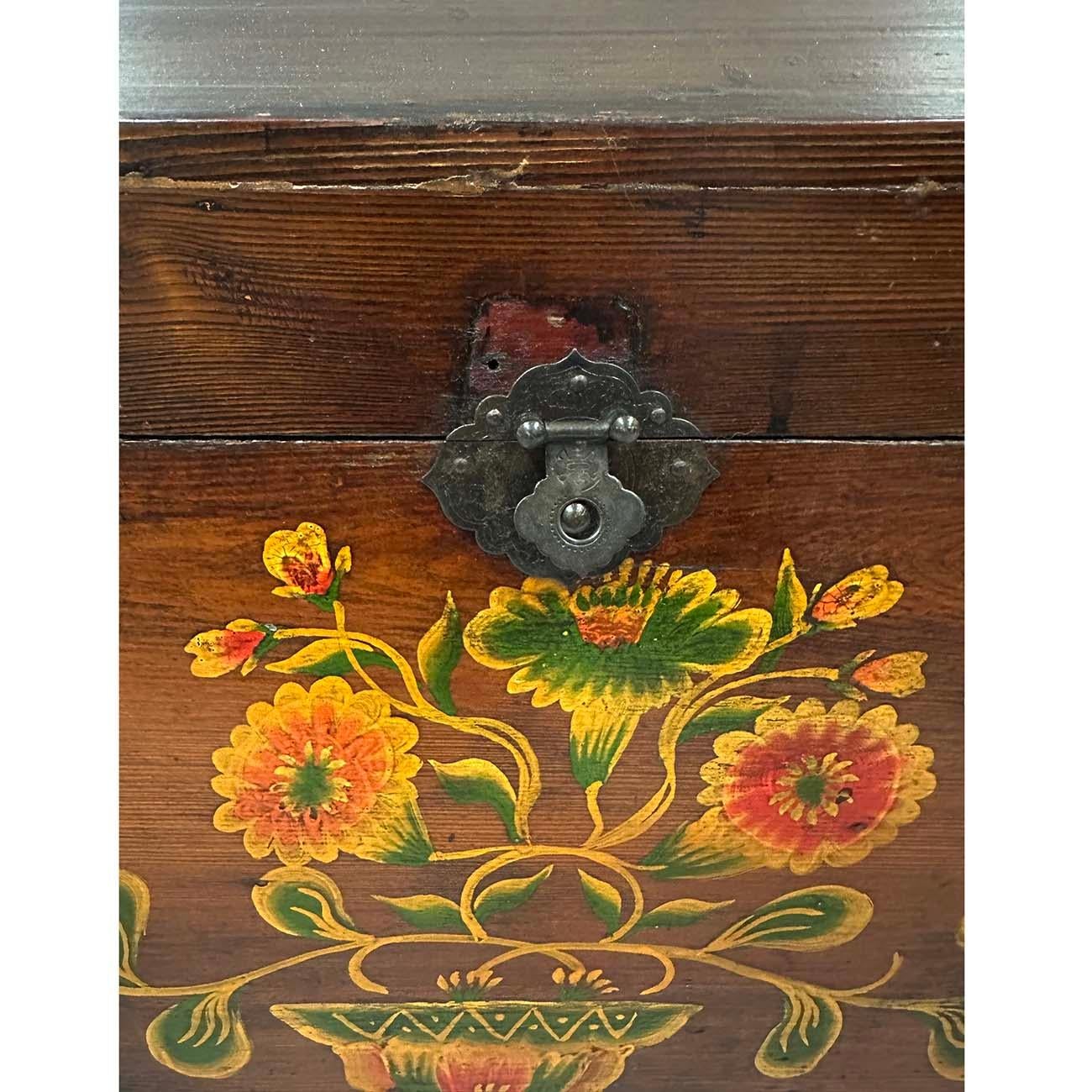 20ième siècle Boîte en bois chinoise du début du 20e siècle, peinte à la main en vente