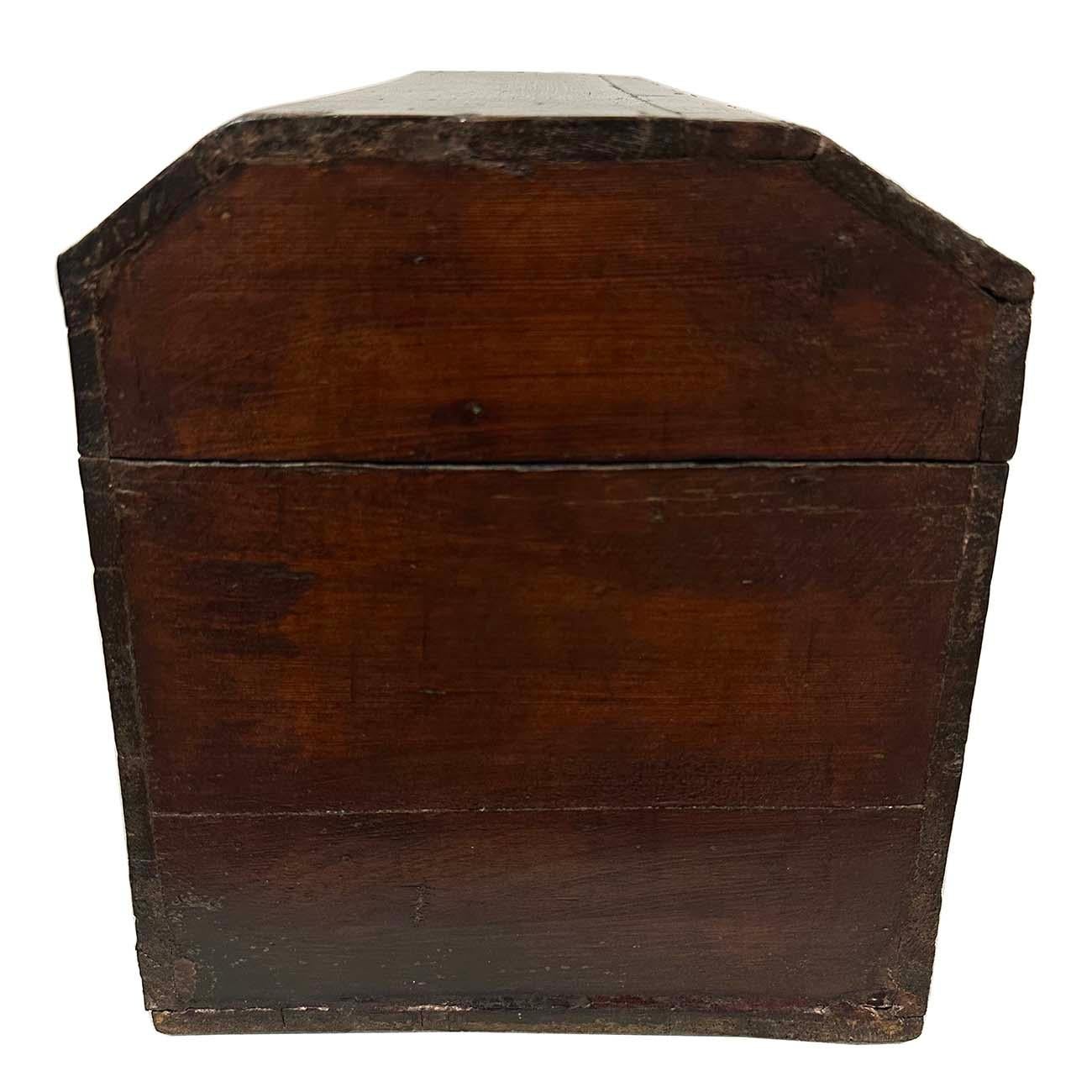 Bois Boîte en bois chinoise du début du 20e siècle, peinte à la main en vente