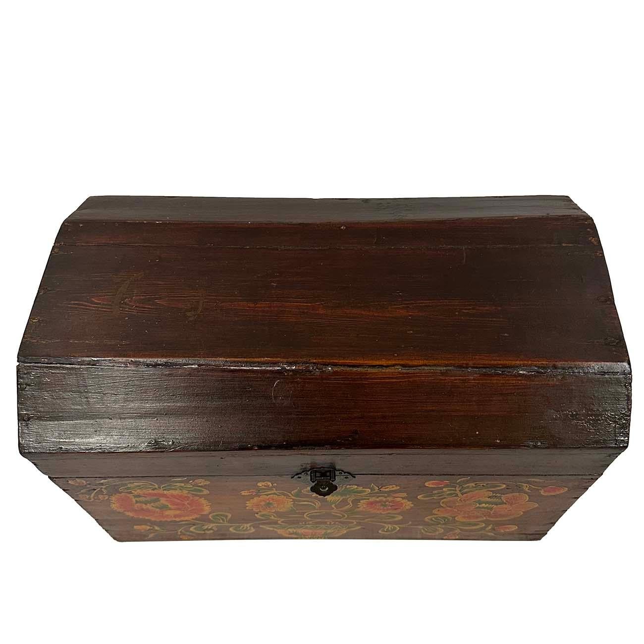 Boîte en bois chinoise du début du 20e siècle, peinte à la main en vente 1