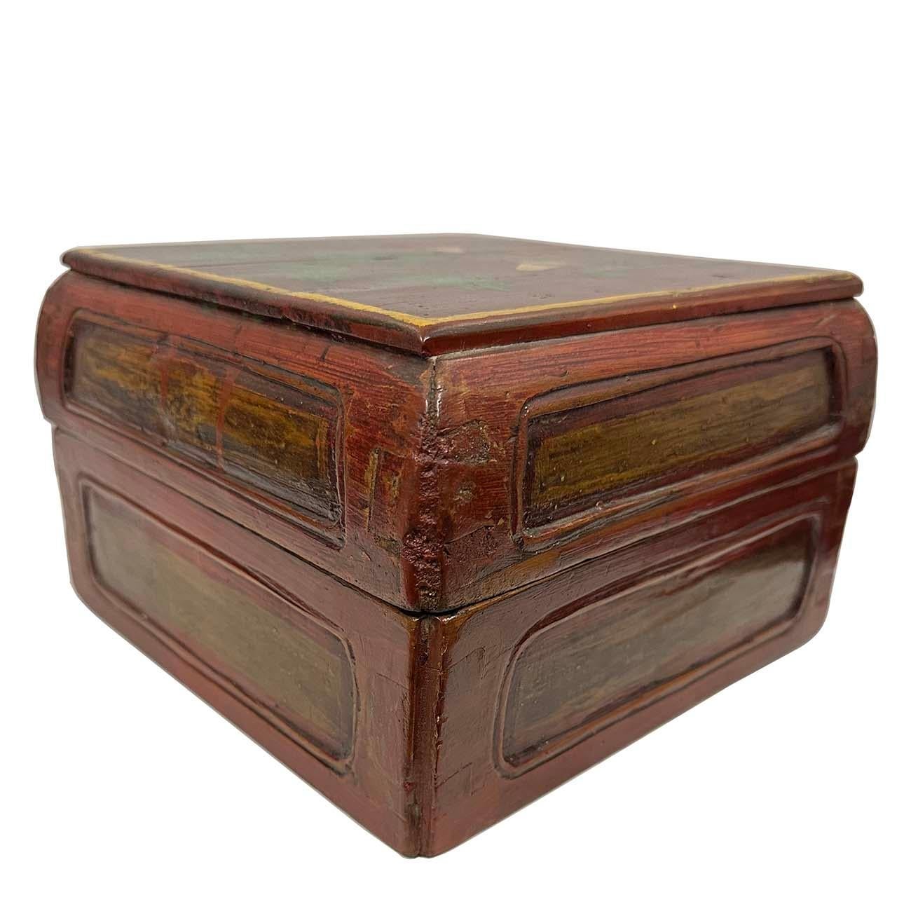 Ancienne boîte à bijoux/fruits chinoise décorée. Magnifique boîte chinoise décorée, utilisée pour servir des fruits et des friandises ou pour ranger des bijoux et des objets de valeur. Peinture à la main sur laque rouge. Forte patine d'usure,