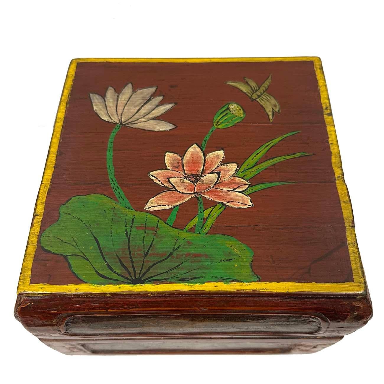 Ancienne boîte à bijoux/fruits chinoise décorée. Magnifique boîte chinoise décorée, utilisée pour servir des fruits et des friandises ou pour ranger des bijoux et des objets de valeur. Peinture à la main sur laque rouge. Forte patine d'usure,