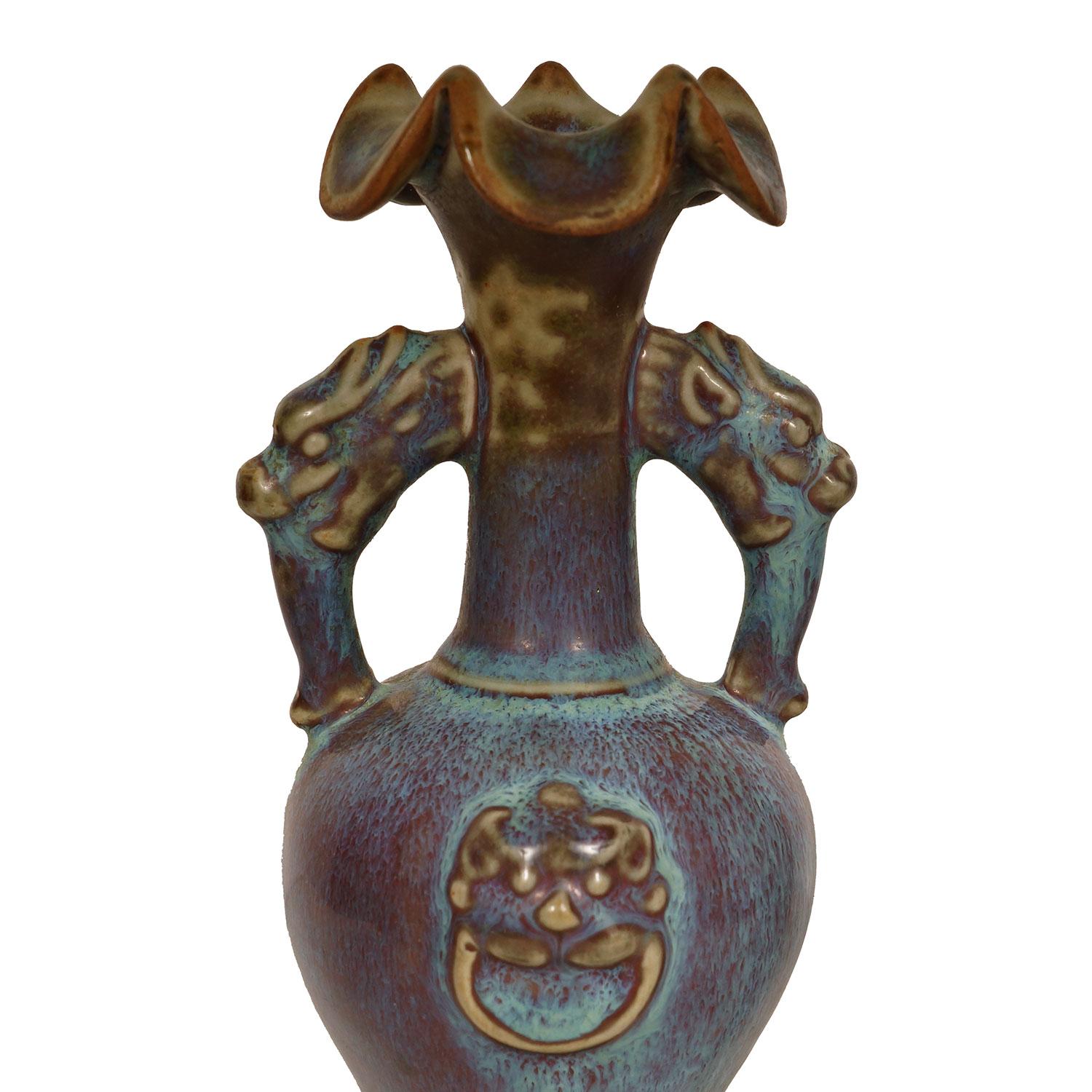 Questo magnifico vaso di porcellana cinese Jun è stato realizzato e dipinto a mano con la famosa porcellana cinese Jun. Mostra il motivo a fambe naturale che si è creato con il processo di produzione ad alto calore. È in ottime condizioni, senza