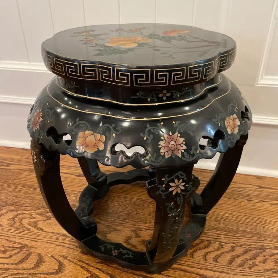 Hollywood Regency Early 20th Century Chinese Lacquered Carved Wood Drum Table For Sale