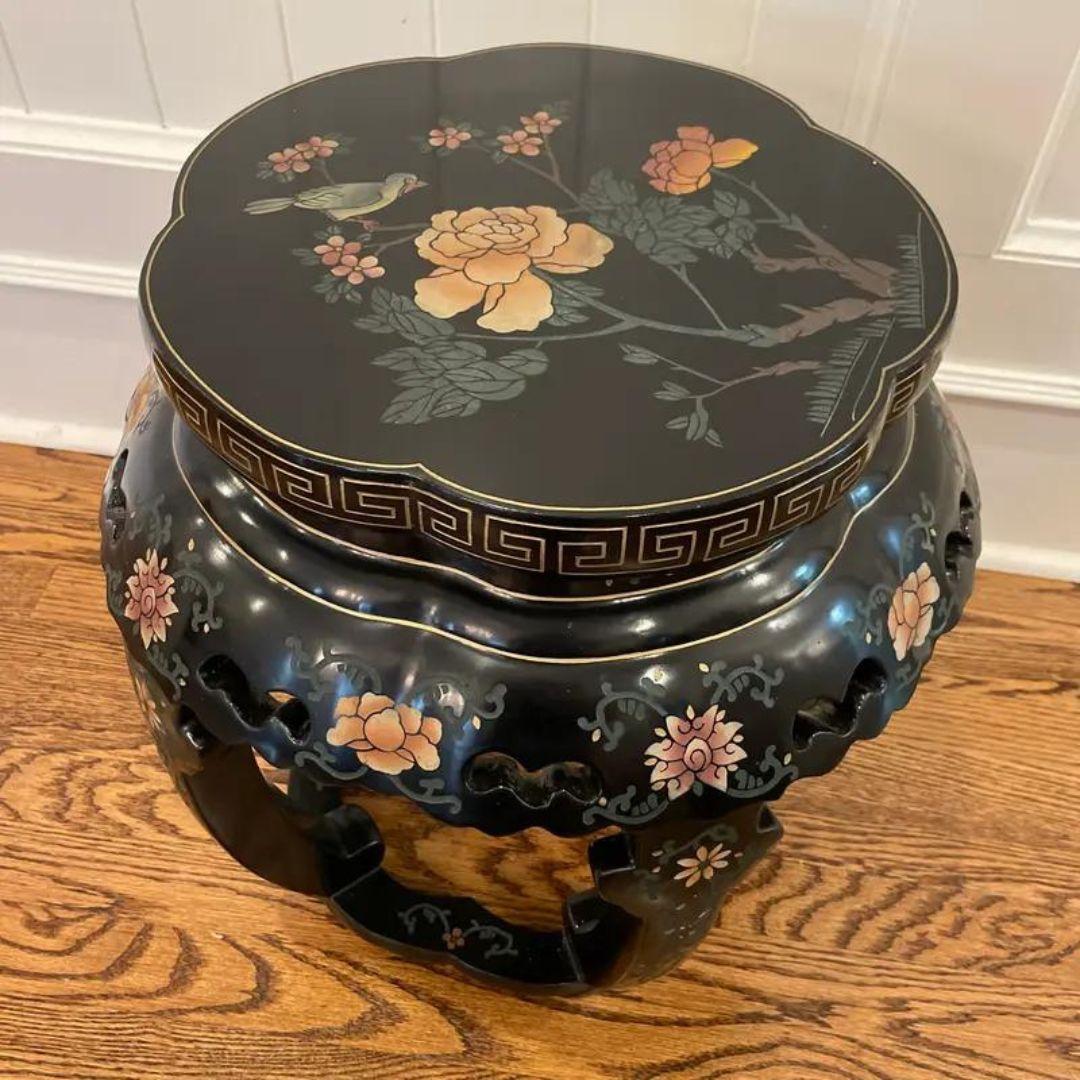 Early 20th Century Chinese Lacquered Carved Wood Drum Table In Good Condition For Sale In Cookeville, TN