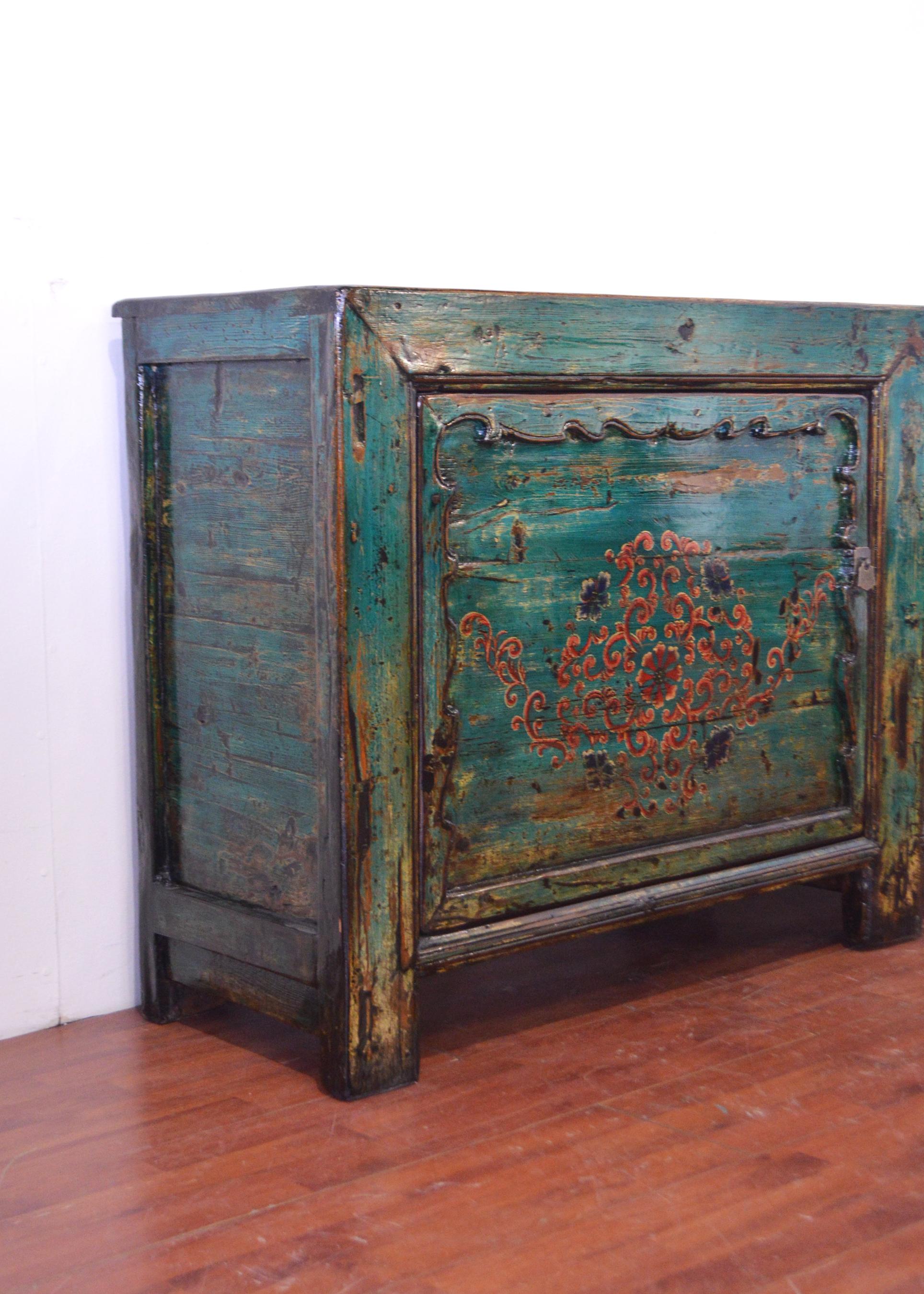 Early-20th Century Chinese Lacquered Elm Buffet Hand Painted For Sale 7