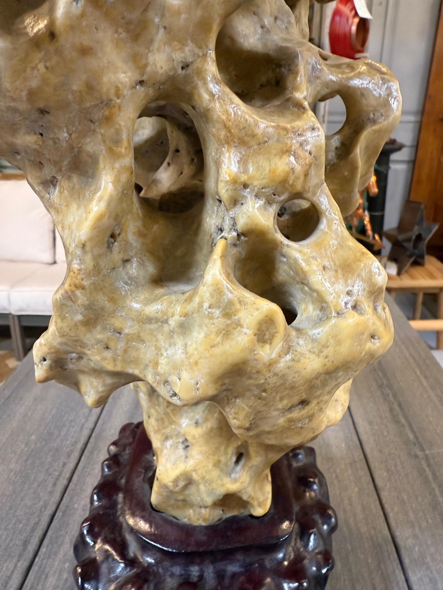 Early 20th Century Chinese Lingbi Scholar's Rock with a Carved Wooden Stand. en venta 4