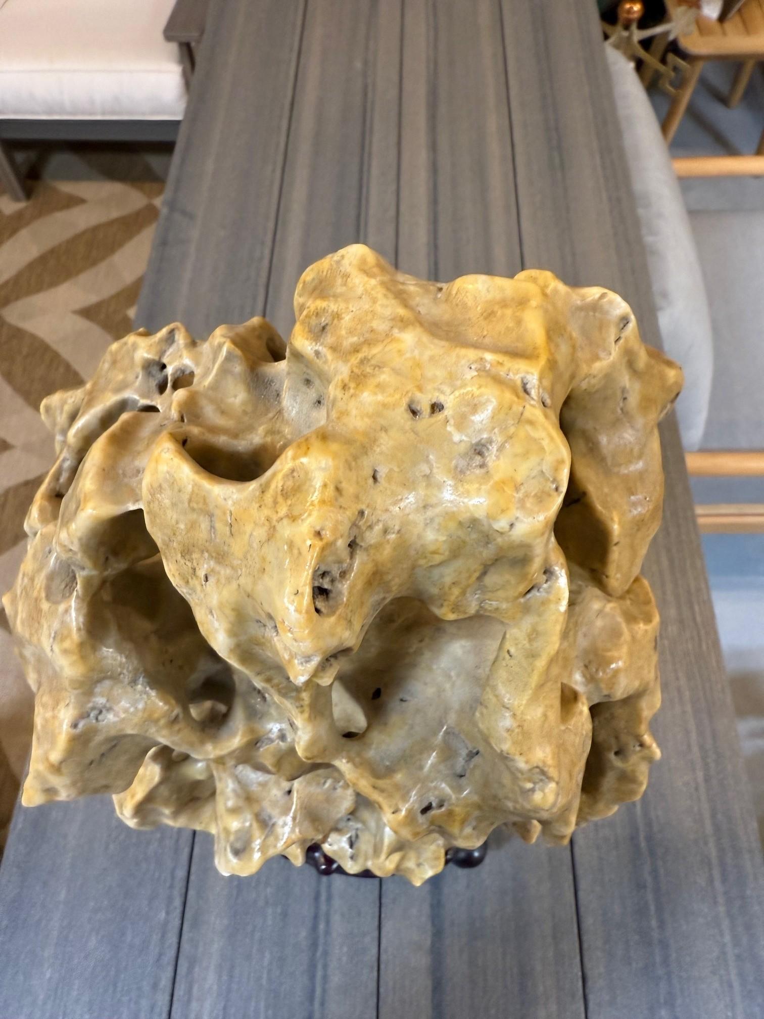 Early 20th Century Chinese Lingbi Scholar's Rock with a Carved Wooden Stand. en venta 5