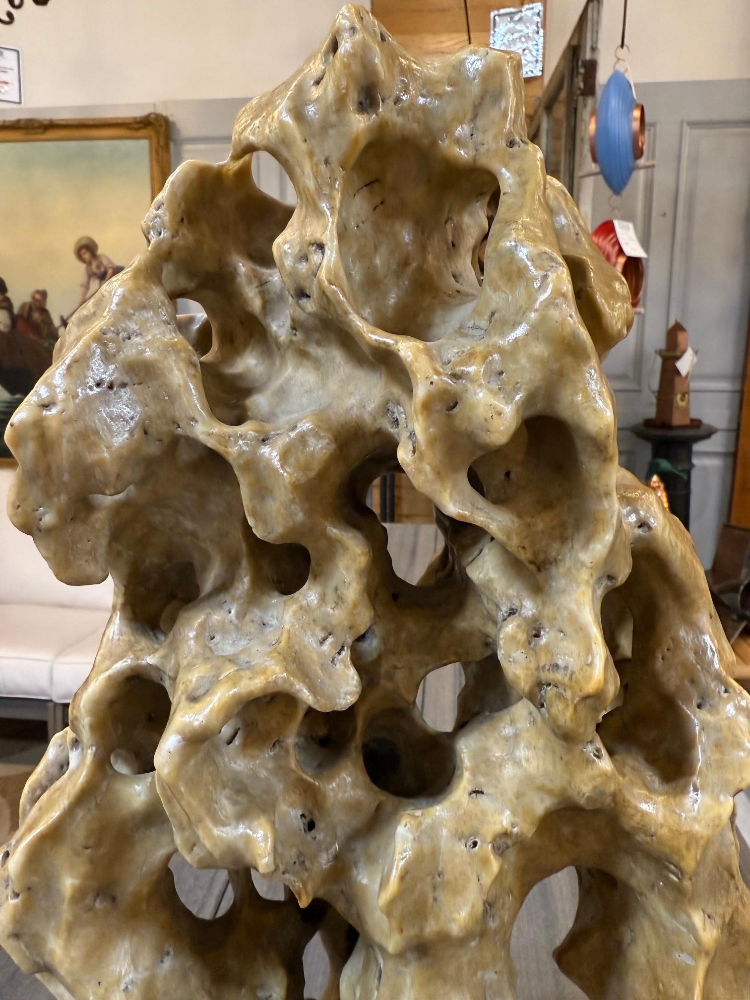 Early 20th Century Chinese Lingbi Scholar's Rock with a Carved Wooden Stand. en venta 6