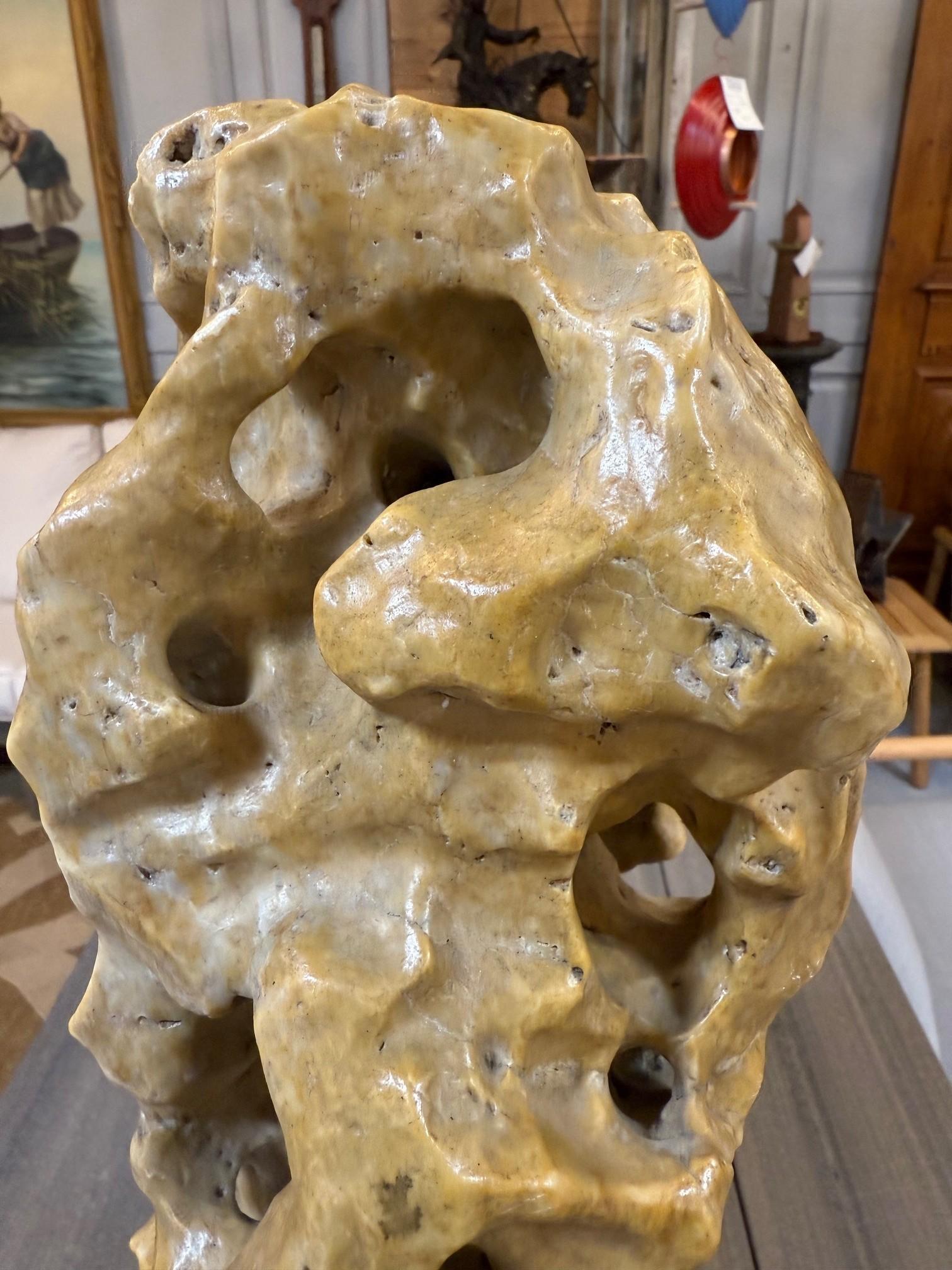 Early 20th Century Chinese Lingbi Scholar's Rock with a Carved Wooden Stand. en venta 9