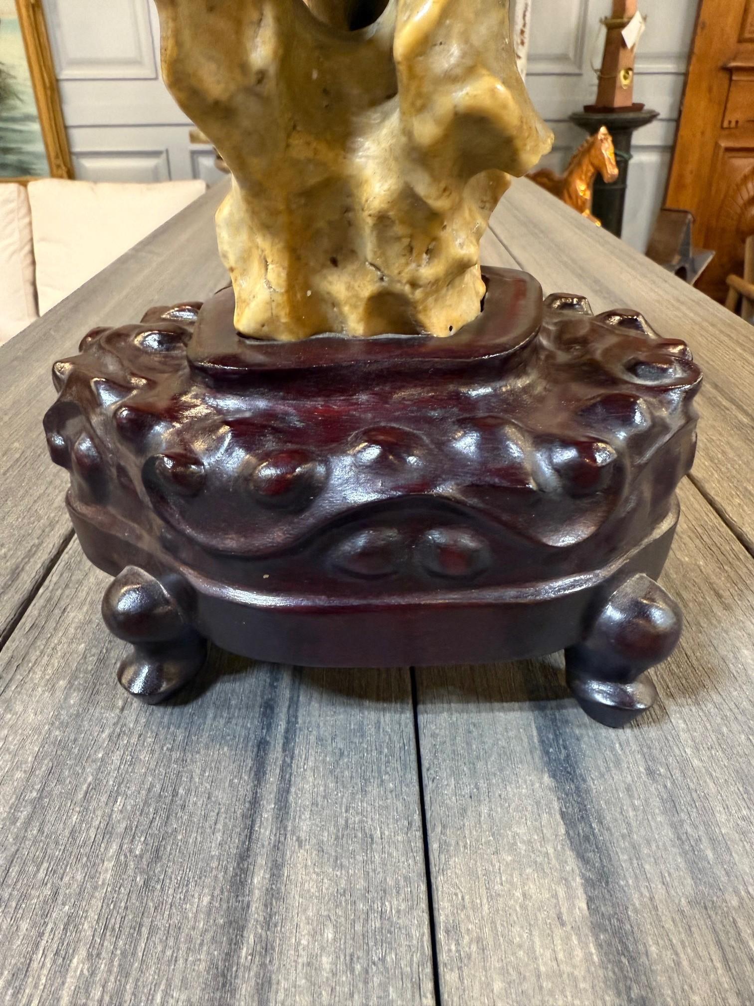 Early 20th Century Chinese Lingbi Scholar's Rock with a Carved Wooden Stand. en venta 10