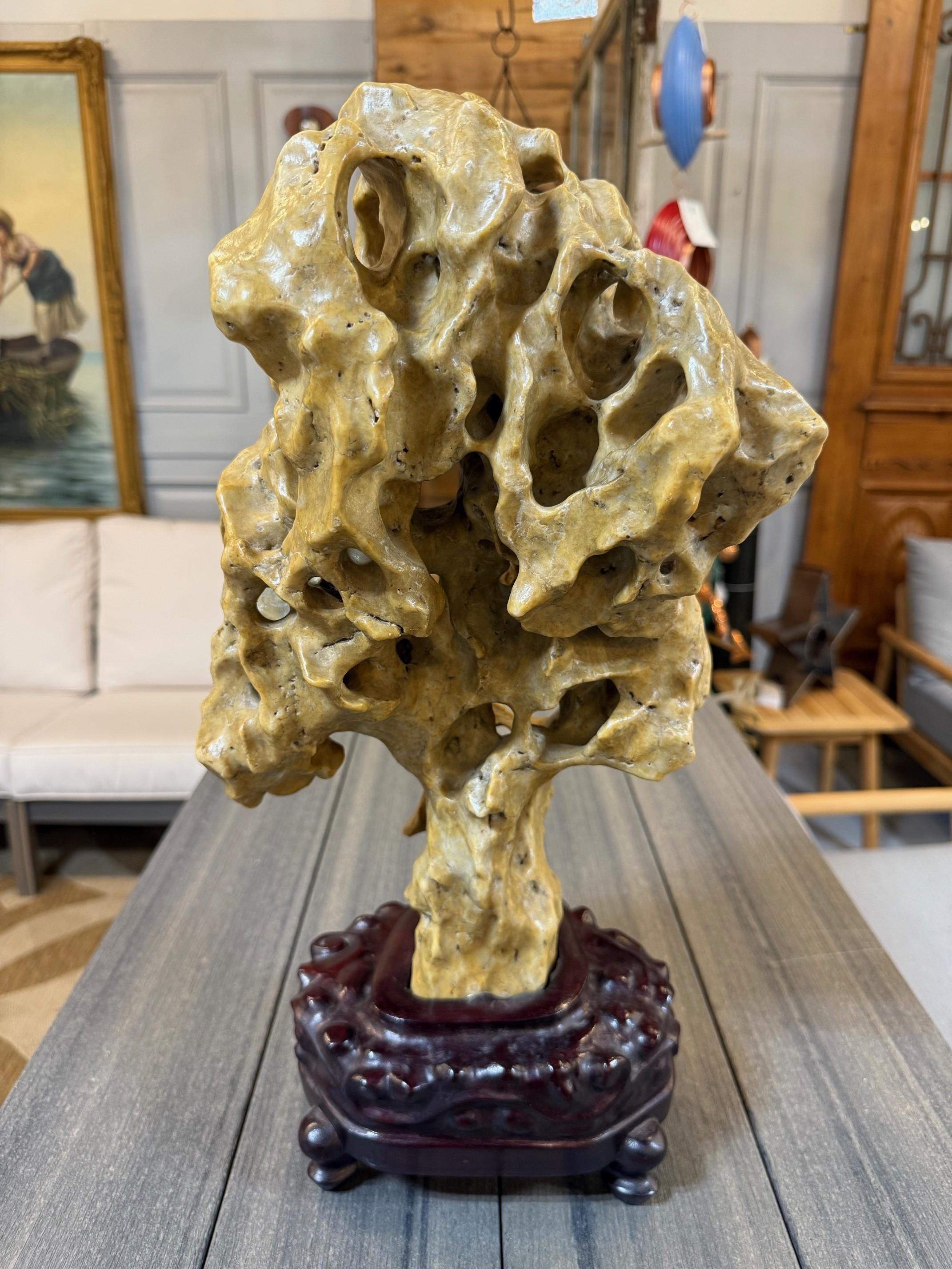 Early 20th Century Chinese Lingbi Scholar's Rock with a Carved Wooden Stand. Chino en venta