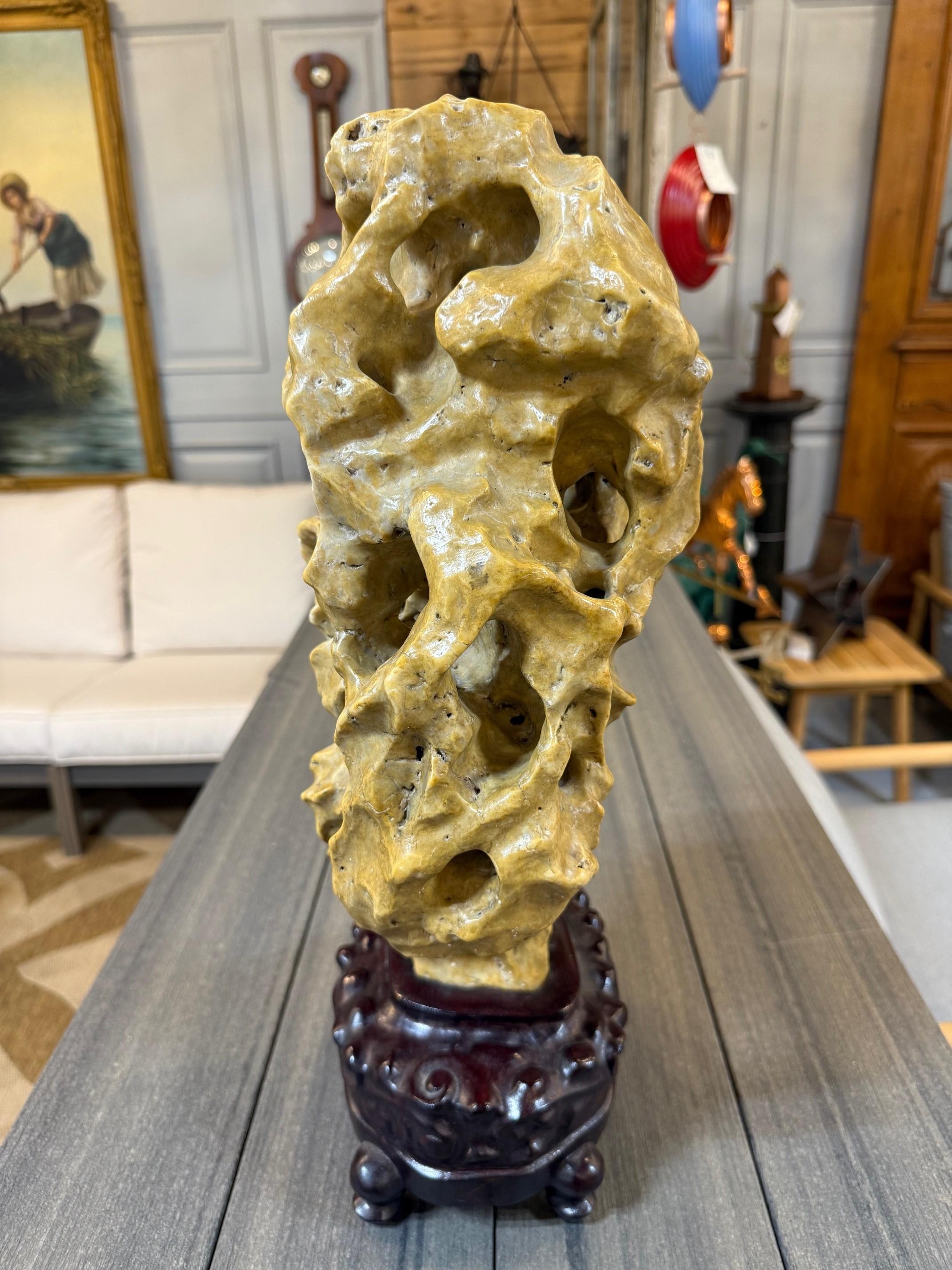 Early 20th Century Chinese Lingbi Scholar's Rock with a Carved Wooden Stand. en Bueno estado para la venta en Stamford, CT