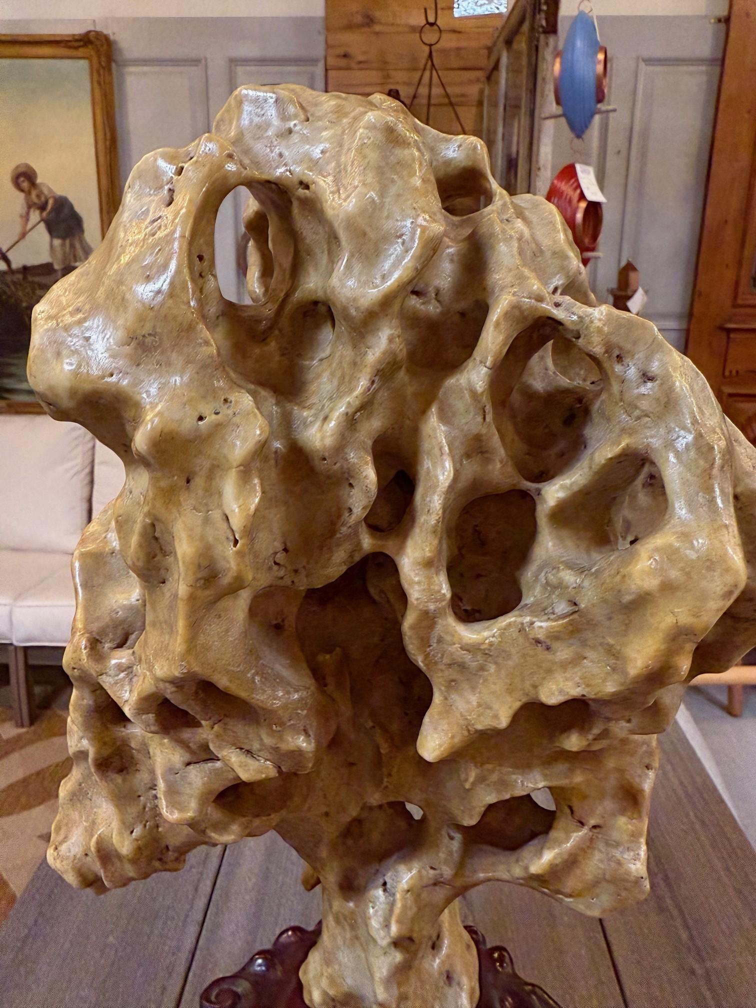 Early 20th Century Chinese Lingbi Scholar's Rock with a Carved Wooden Stand. siglo XX en venta