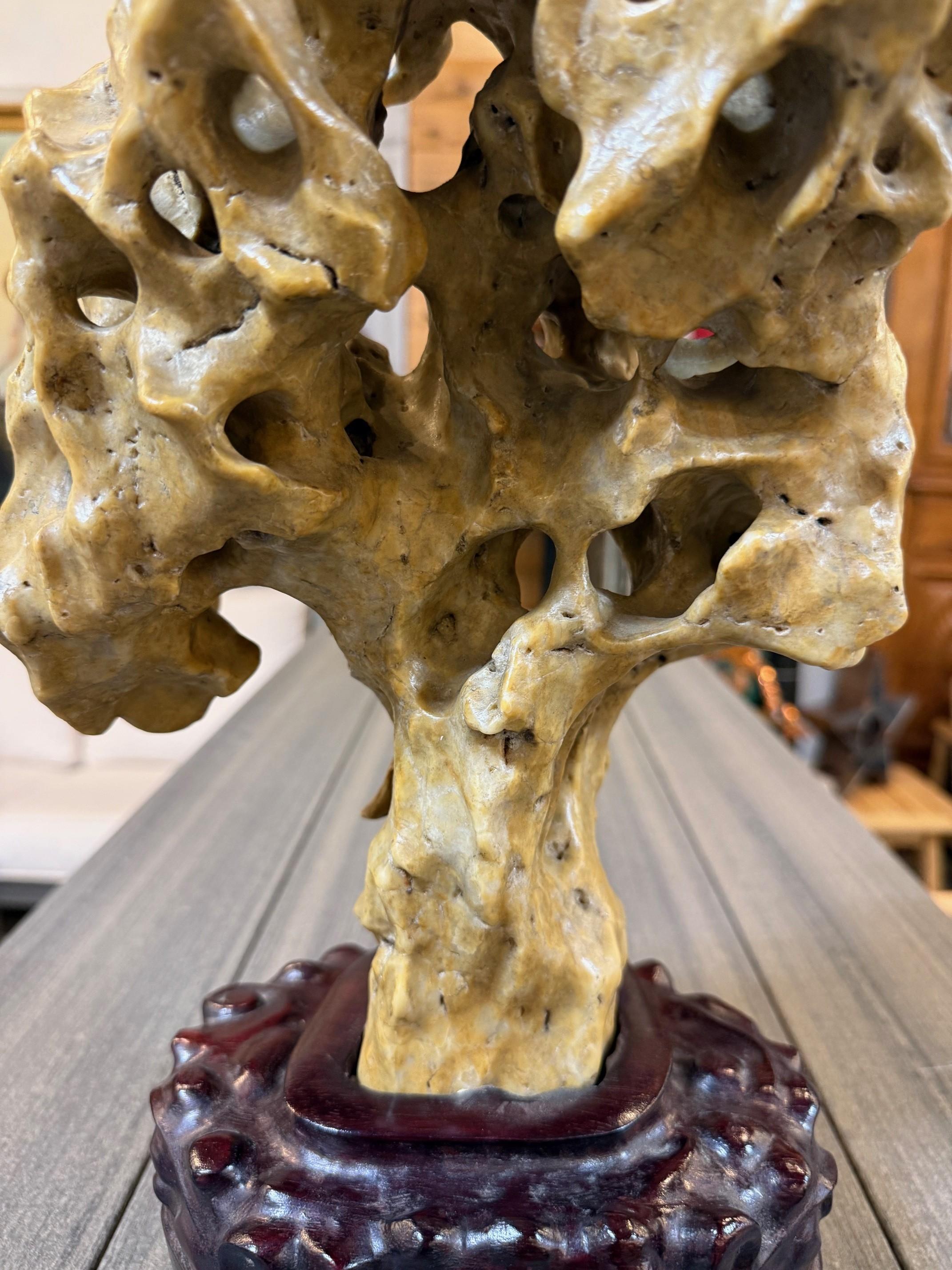 Early 20th Century Chinese Lingbi Scholar's Rock with a Carved Wooden Stand. Piedra en venta