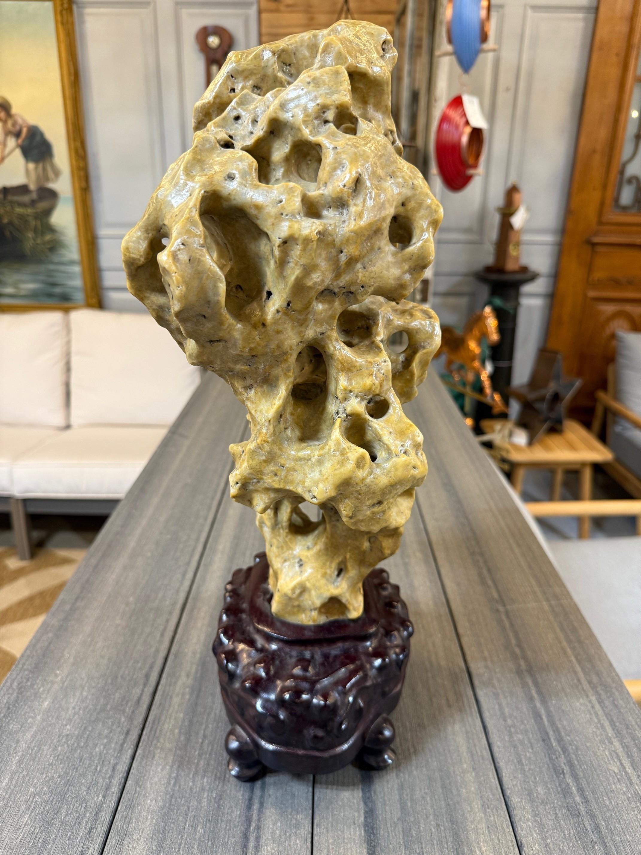 Early 20th Century Chinese Lingbi Scholar's Rock with a Carved Wooden Stand. en venta 1