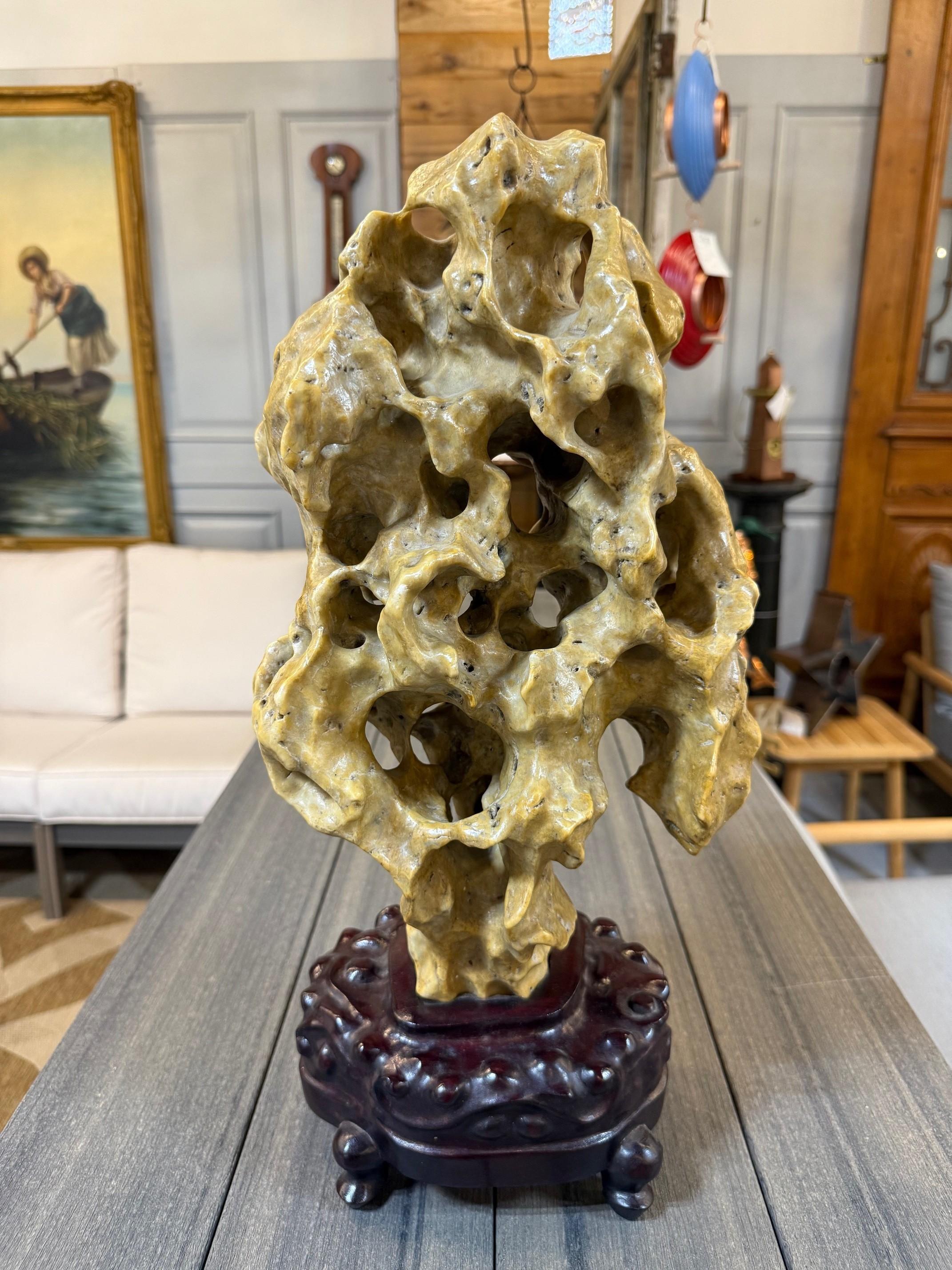 Early 20th Century Chinese Lingbi Scholar's Rock with a Carved Wooden Stand. en venta 2