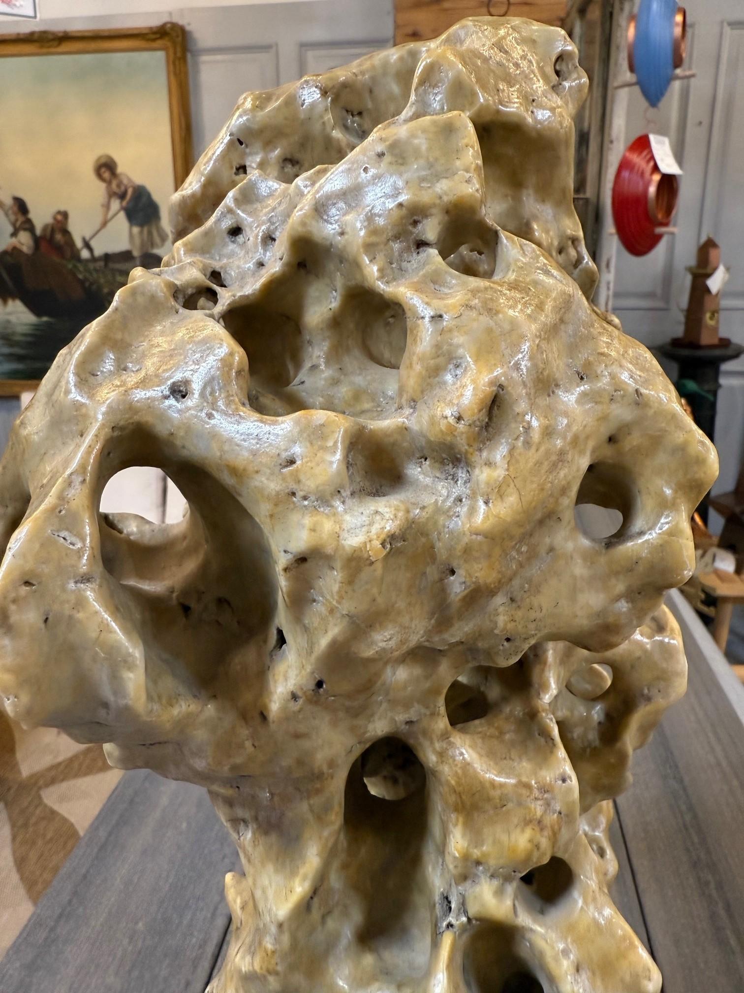 Early 20th Century Chinese Lingbi Scholar's Rock with a Carved Wooden Stand. en venta 3