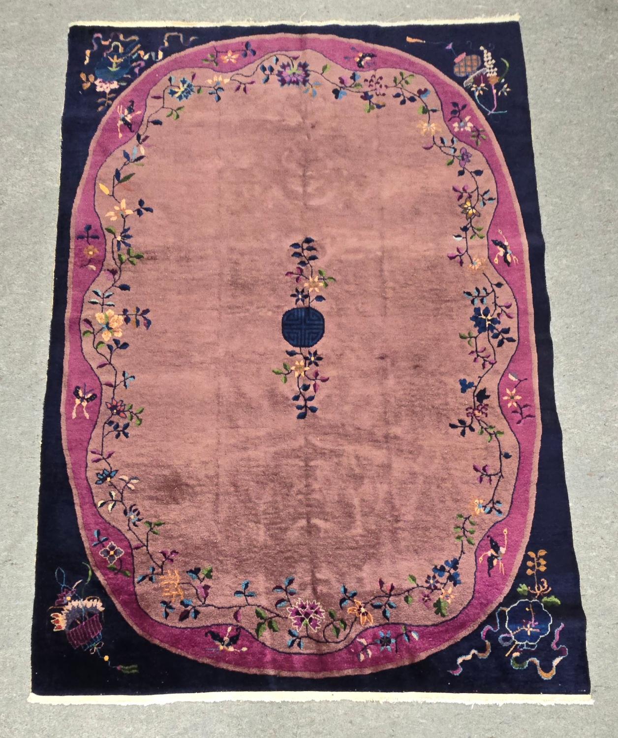 Les tapis les plus reconnaissables des années 1920 et 1930 sont les tapis chinois fabriqués par Walter Nichols. Ces tapis Nichols, comme on les appelle, ont été fabriqués principalement pendant le mouvement Art déco au début du 20e siècle. Ils