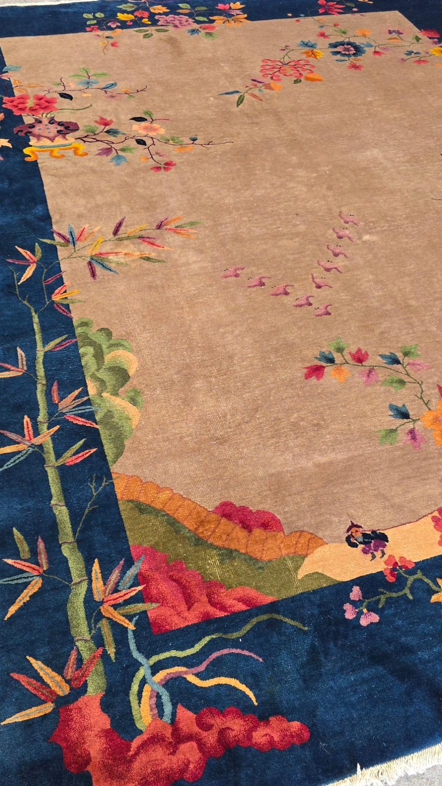 Les tapis les plus reconnaissables des années 1920 et 1930 sont les tapis chinois fabriqués par Walter Nichols. Ces tapis Nichols, comme on les appelle, ont été fabriqués principalement pendant le mouvement Art déco au début du 20e siècle. Ils