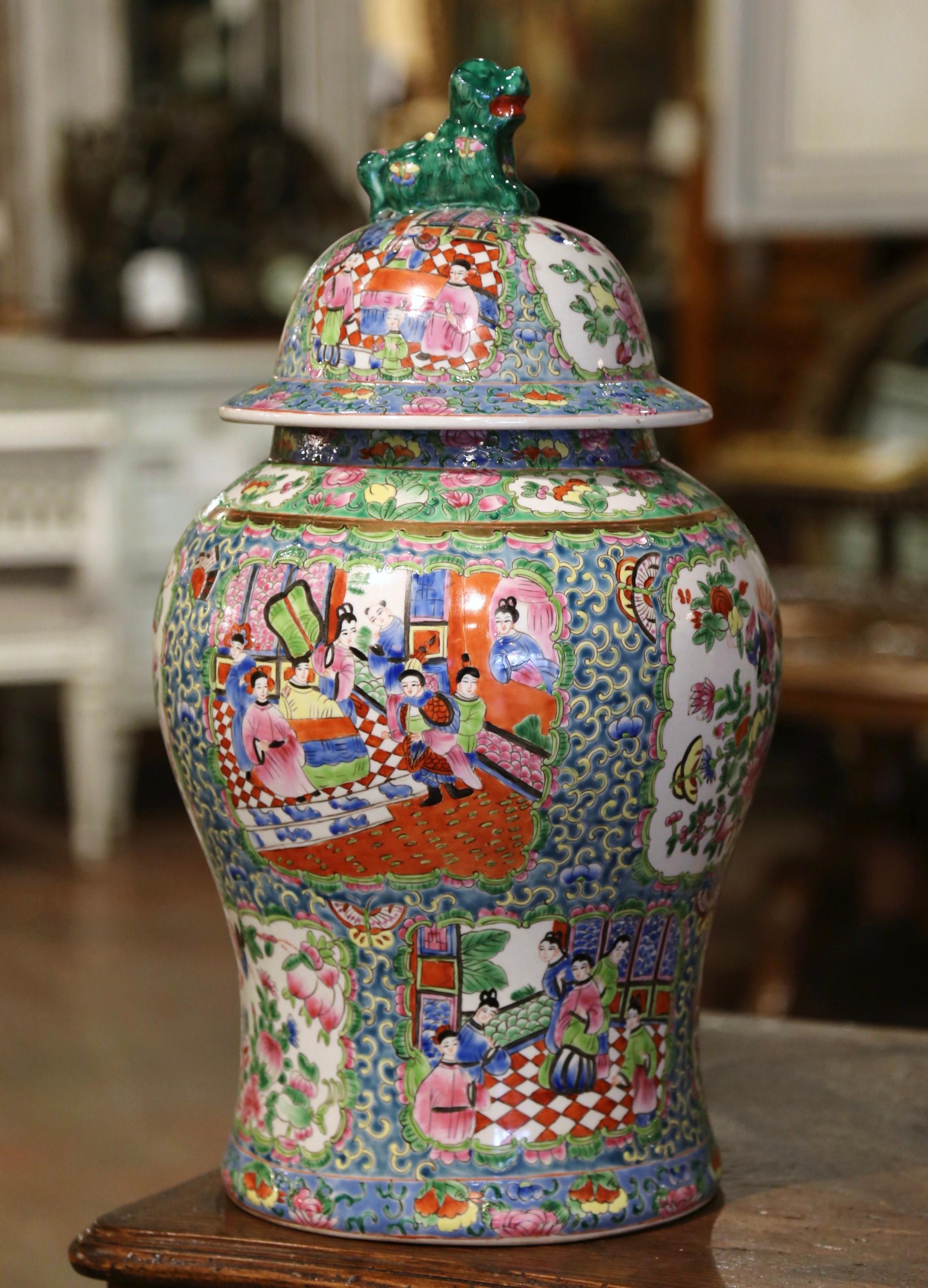 Early 20th Century Chinese Painted Famille Verte Porcelain Temple Jar with Lid In Excellent Condition For Sale In Dallas, TX