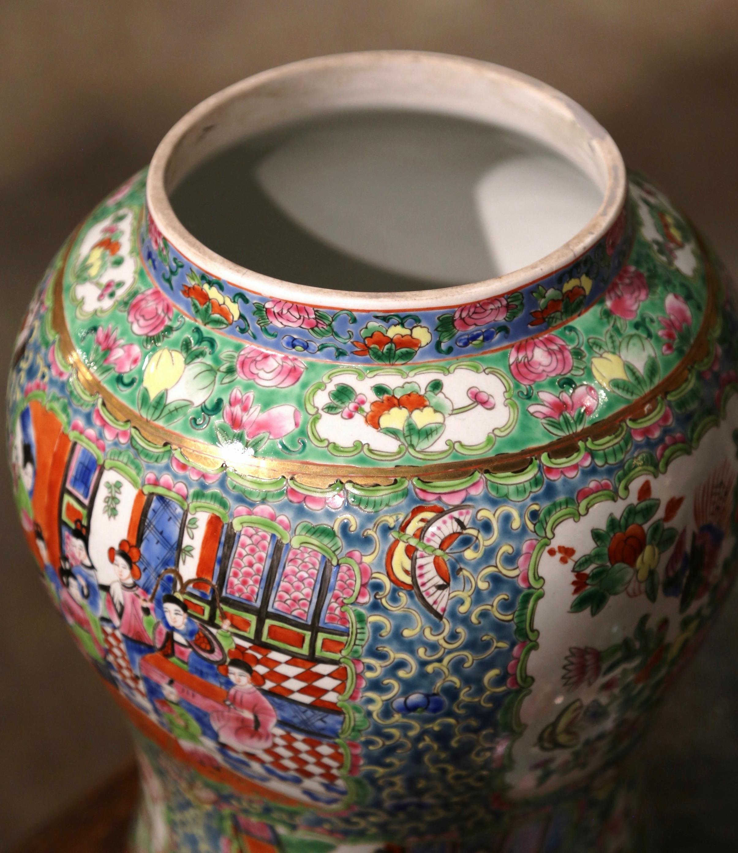 Early 20th Century Chinese Painted Famille Verte Porcelain Temple Jar with Lid For Sale 5