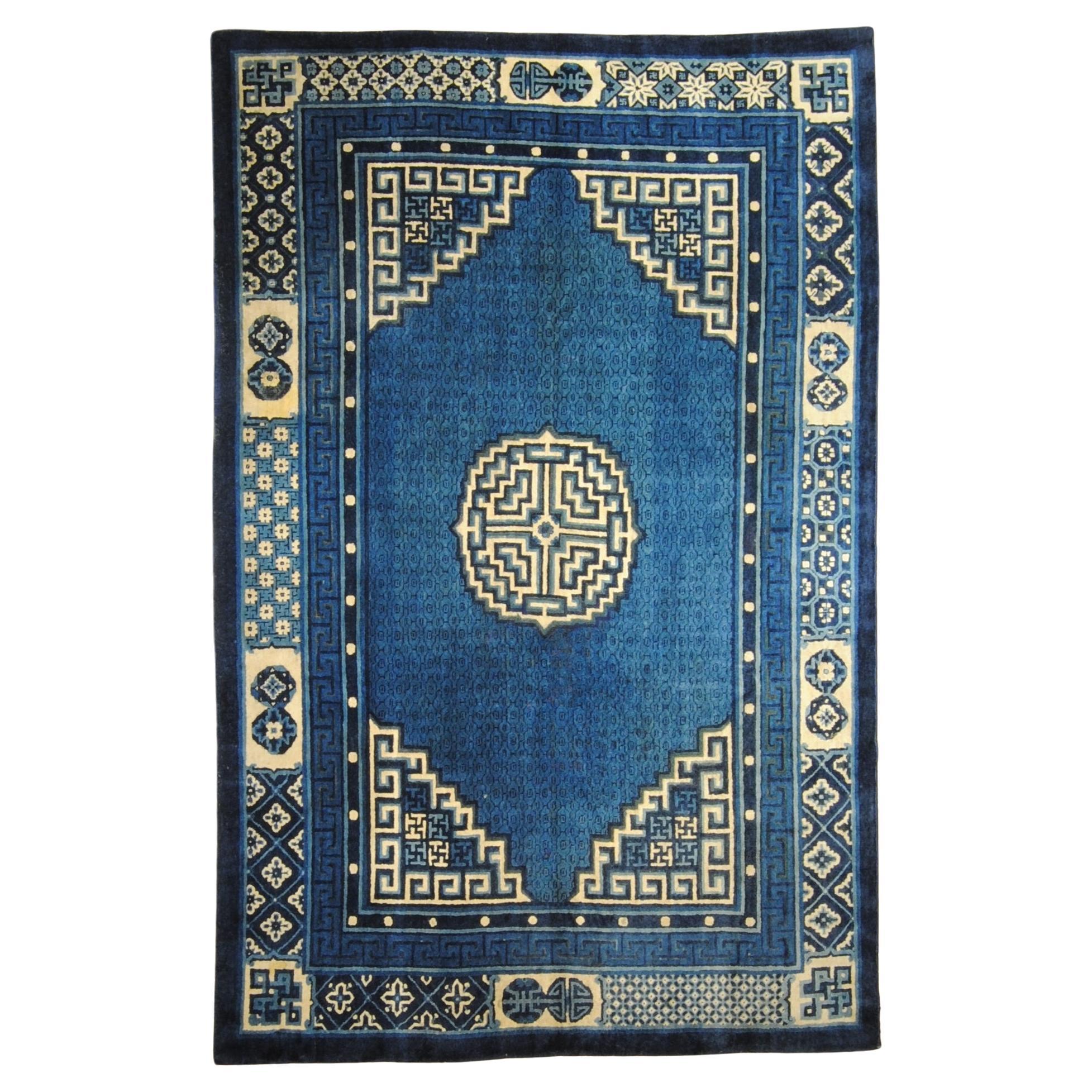 Tapis chinois Pao-Tao du début du 20ème siècle, bleu avec des designs géométriques