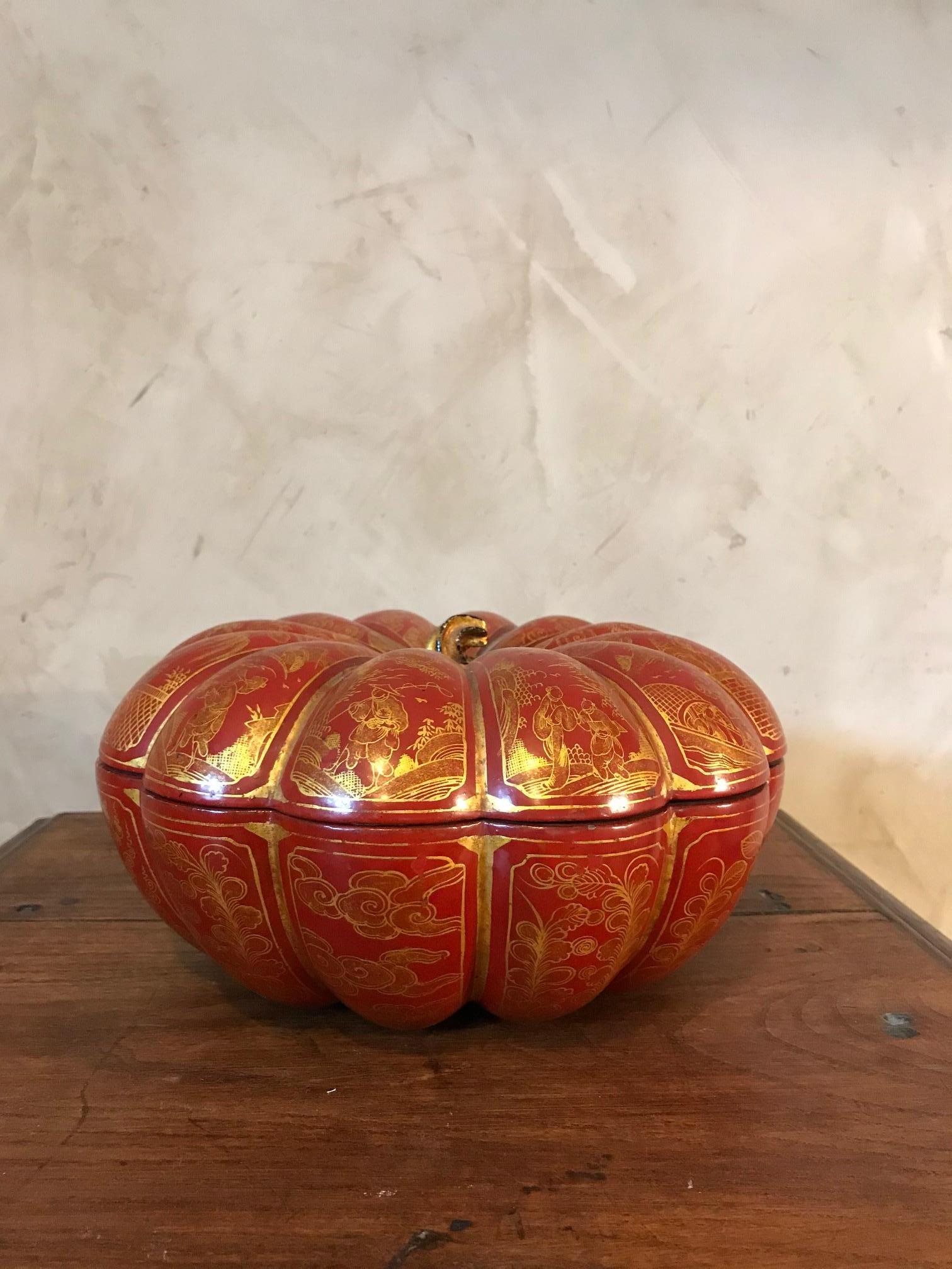 Early 20th Century Chinese Paper Mache Pumpkin Jewelry Box, 1900s In Good Condition In LEGNY, FR