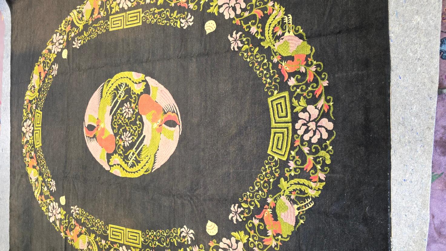 Aggiungi un tocco di eleganza senza tempo al tuo spazio con questo tappeto antico cinese Peking, un lussuoso pezzo tessuto a mano risalente ai primi anni del XX secolo. Con una misura di 10x12,9 piedi, questo splendido tappeto presenta un campo blu