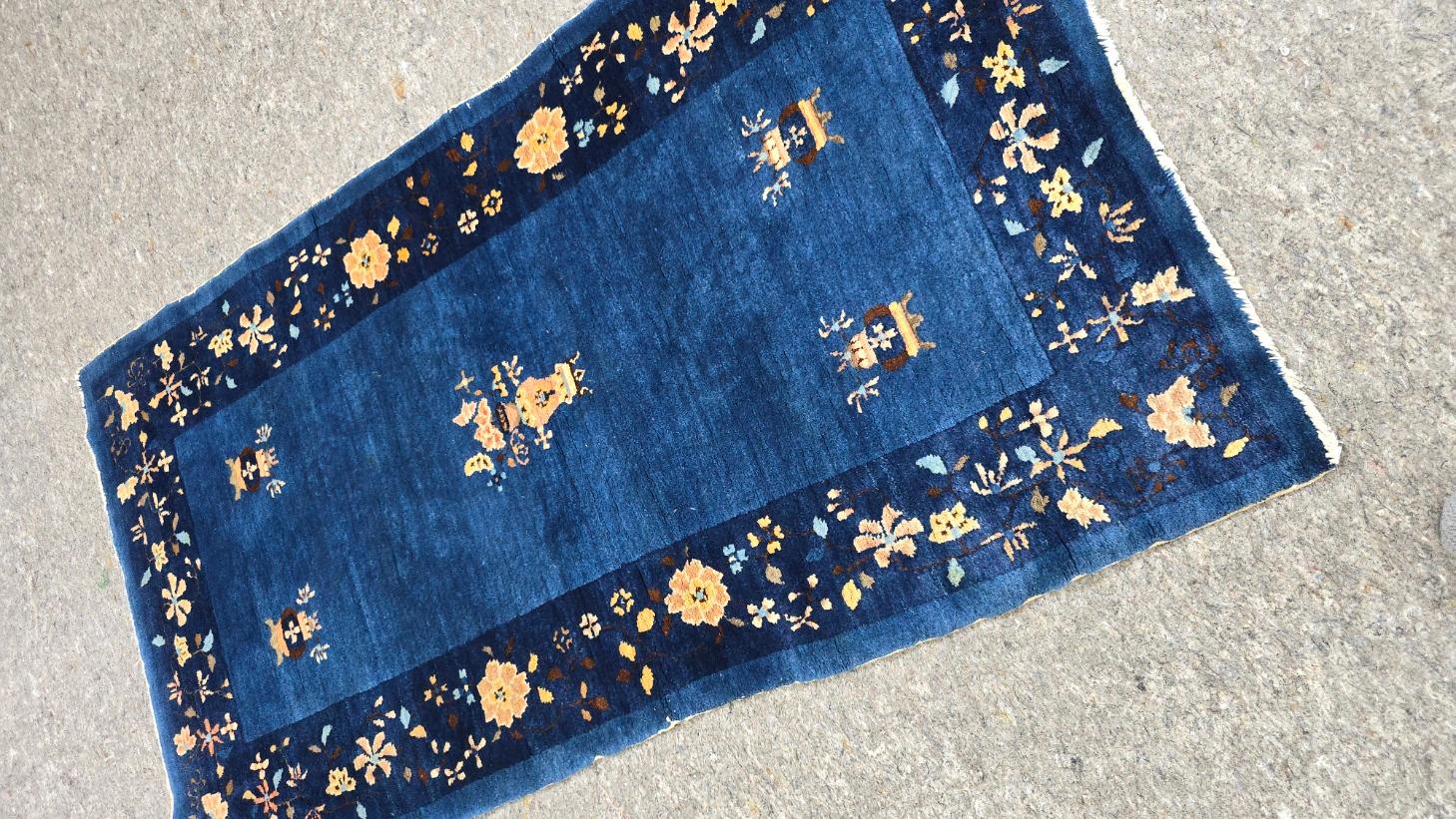 Ajoutez une touche d'élégance intemporelle à votre espace avec ce tapis chinois ancien de Pékin, une luxueuse pièce tissée à la main datant du début du 20e siècle. Mesurant 3,2 x 5,9 pieds, ce superbe tapis présente un champ bleu indigo profond orné