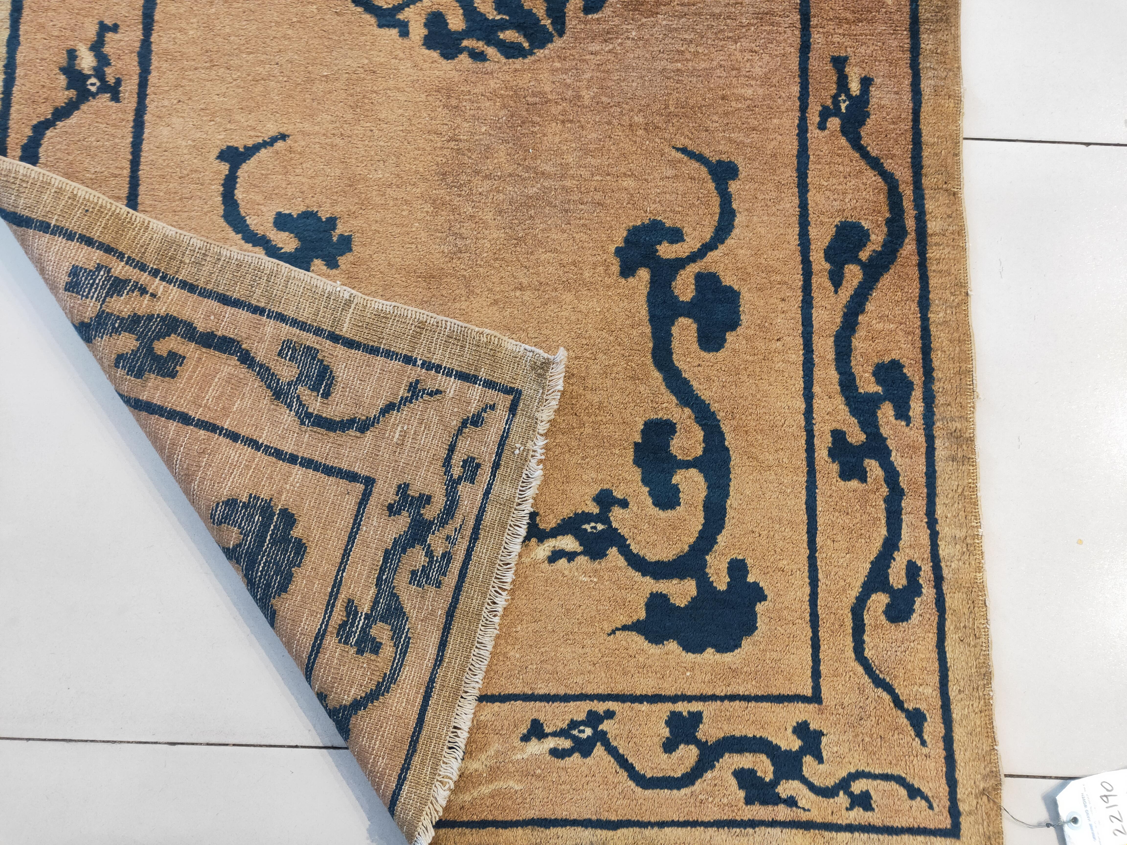 Laine Tapis chinois du début du 20e siècle avec dragon de Pékin ( 3'4'' x 6' - 102 x 183 ) en vente