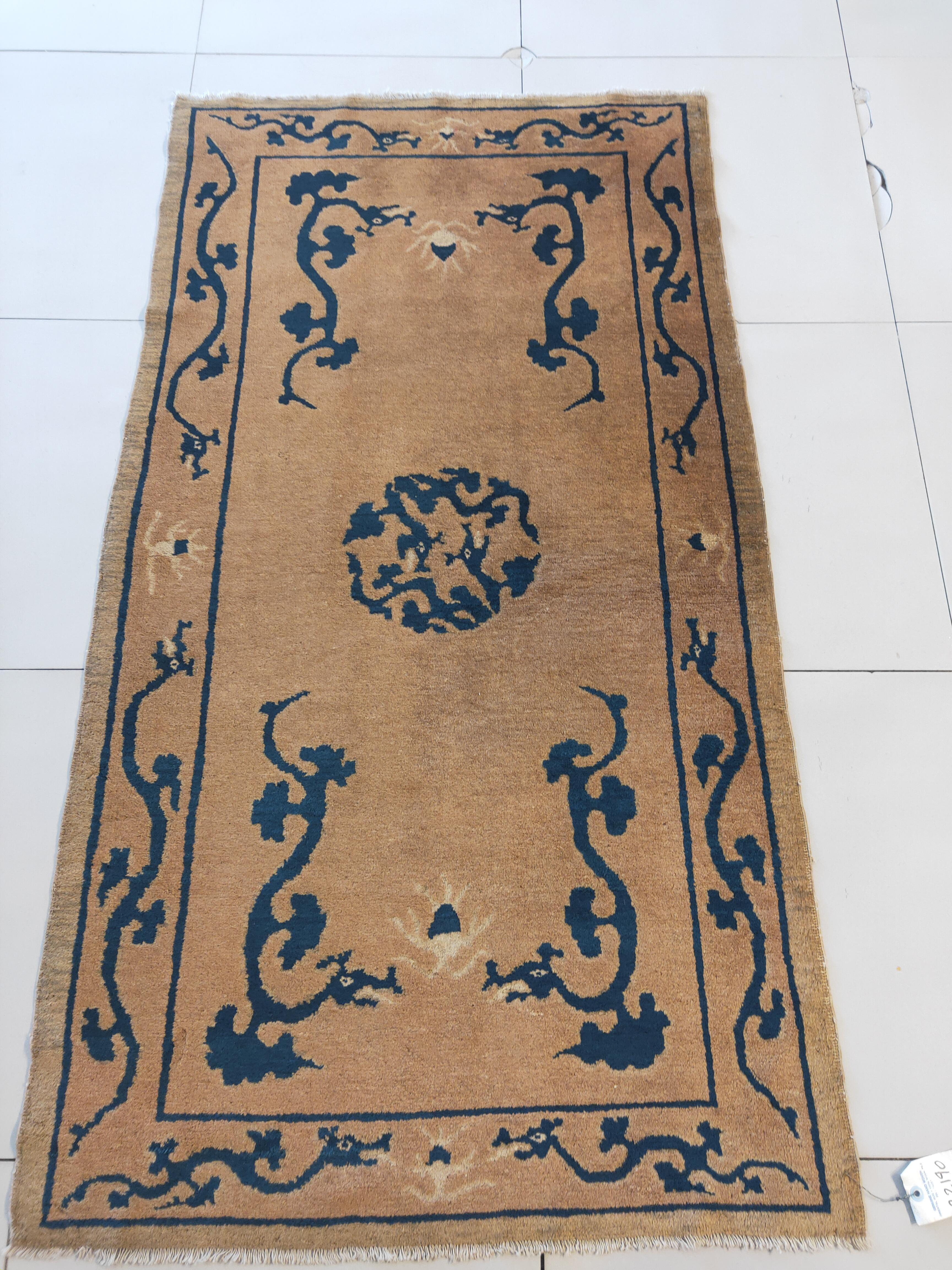 Tapis chinois du début du 20e siècle avec dragon de Pékin ( 3'4'' x 6' - 102 x 183 ) en vente 2