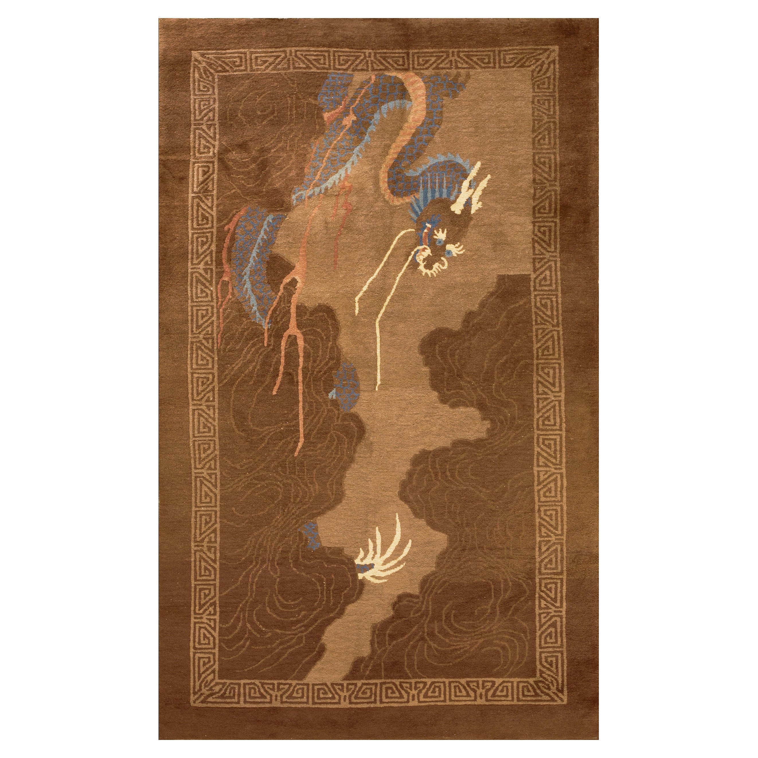 Tapis chinois du début du 20e siècle avec dragon de Pékin ( 4' 3'' x 6' 9'' - 130 x 205 ) en vente