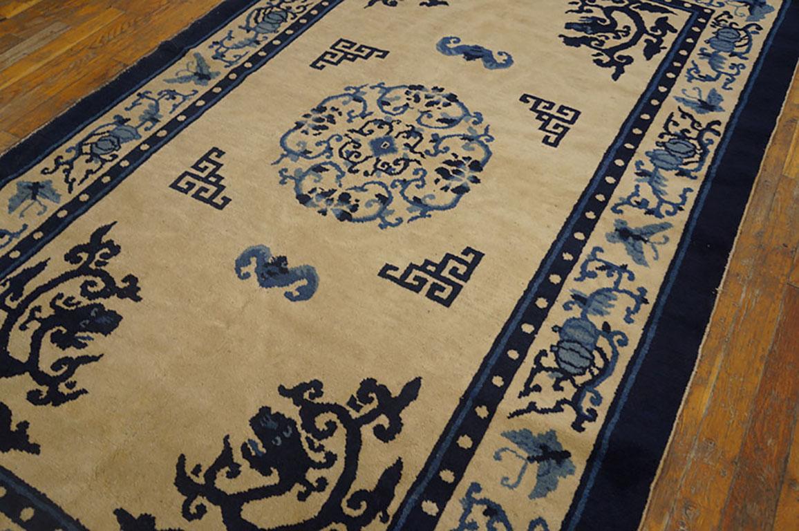 Early 20th Century Chinese Peking Dragon Carpet ( 4'2'' x 6'9''  - 127 x 206 ) In Good Condition For Sale In New York, NY
