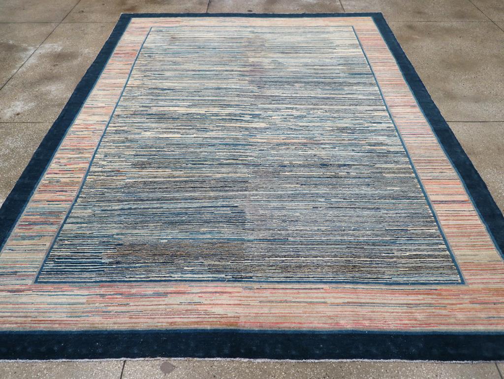 Esta alfombra Art Déco china de Pekín de principios del siglo XX, que mide 2,8 m x 3,8 m, presenta un característico diseño lineal que capta el espíritu innovador de la época Art Déco. El campo de la alfombra está lleno de un fascinante dibujo de