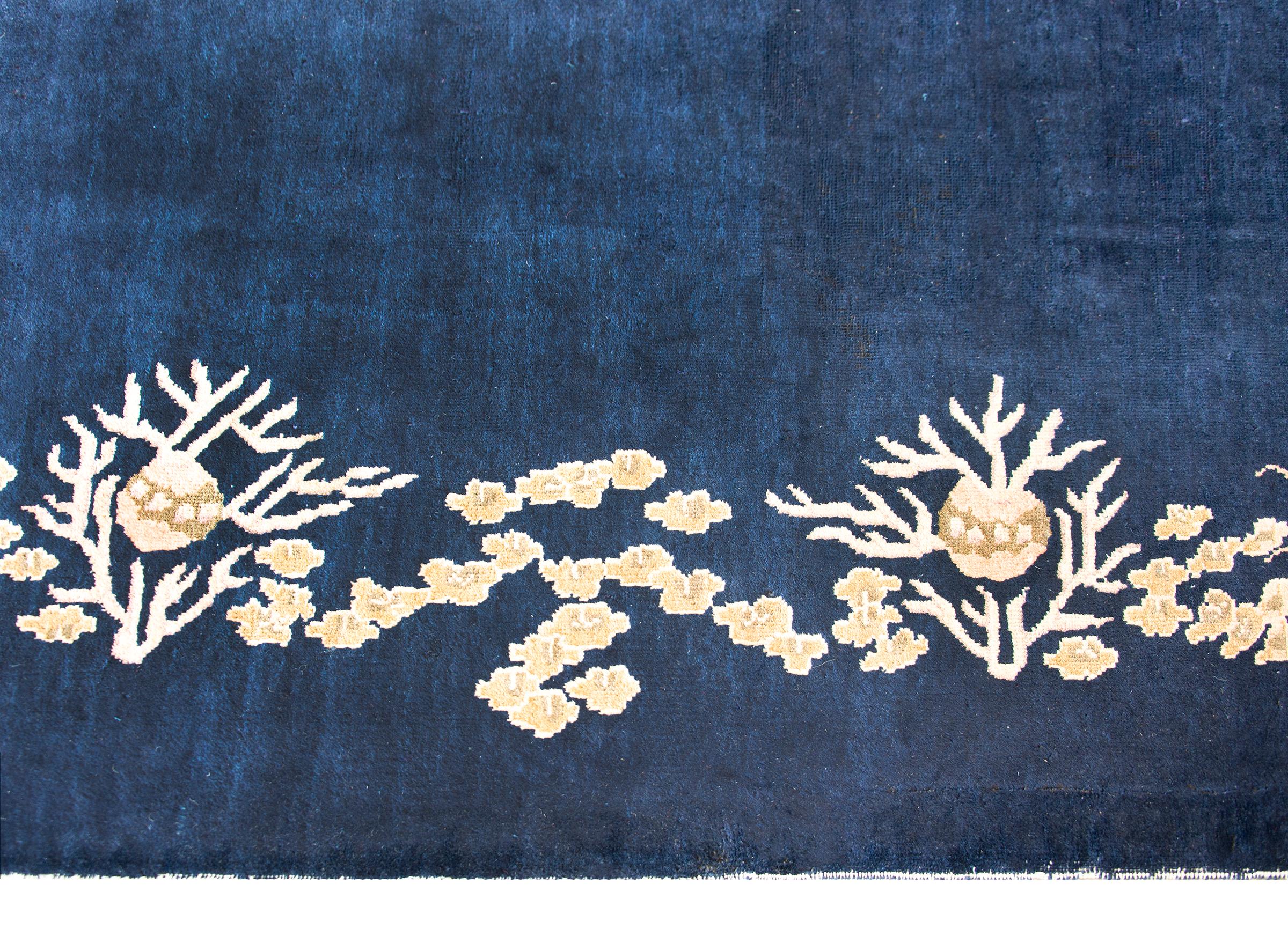 Early 20th Century Chinese Peking Rug In Good Condition For Sale In Chicago, IL