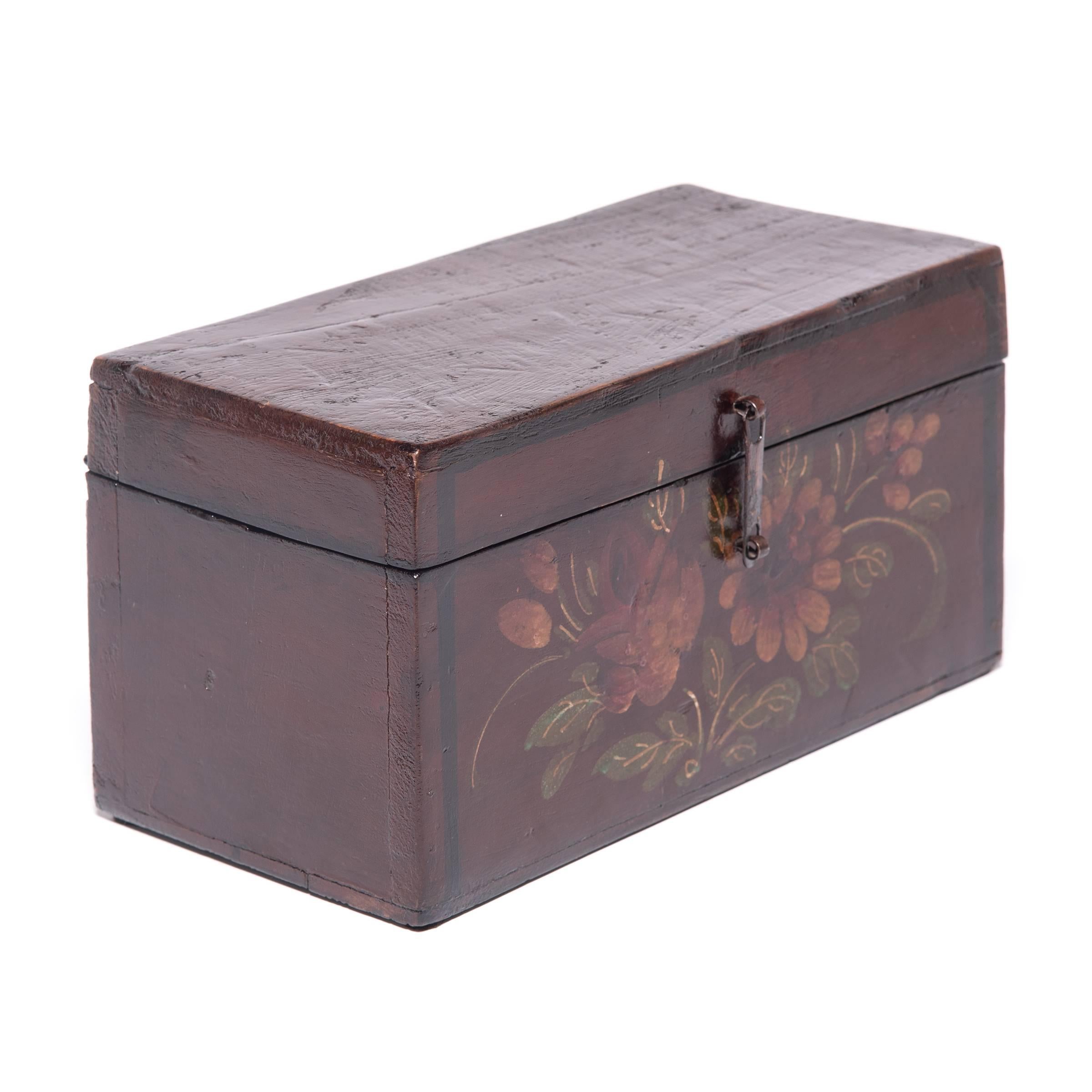 Early 20th Century Chinese Peony Treasure Box In Good Condition In Chicago, IL