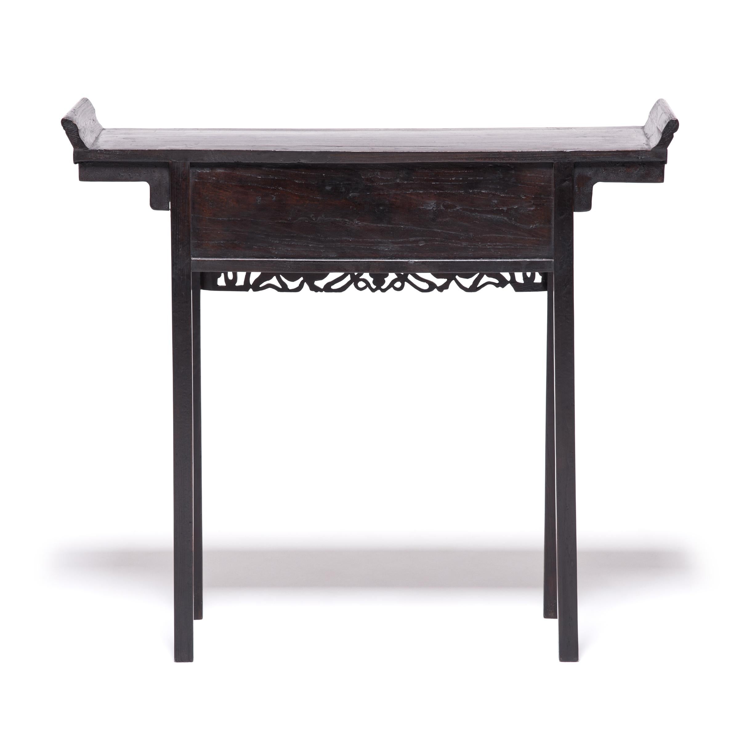 Early 20th Century Chinese Petite Altar Console Table In Good Condition In Chicago, IL