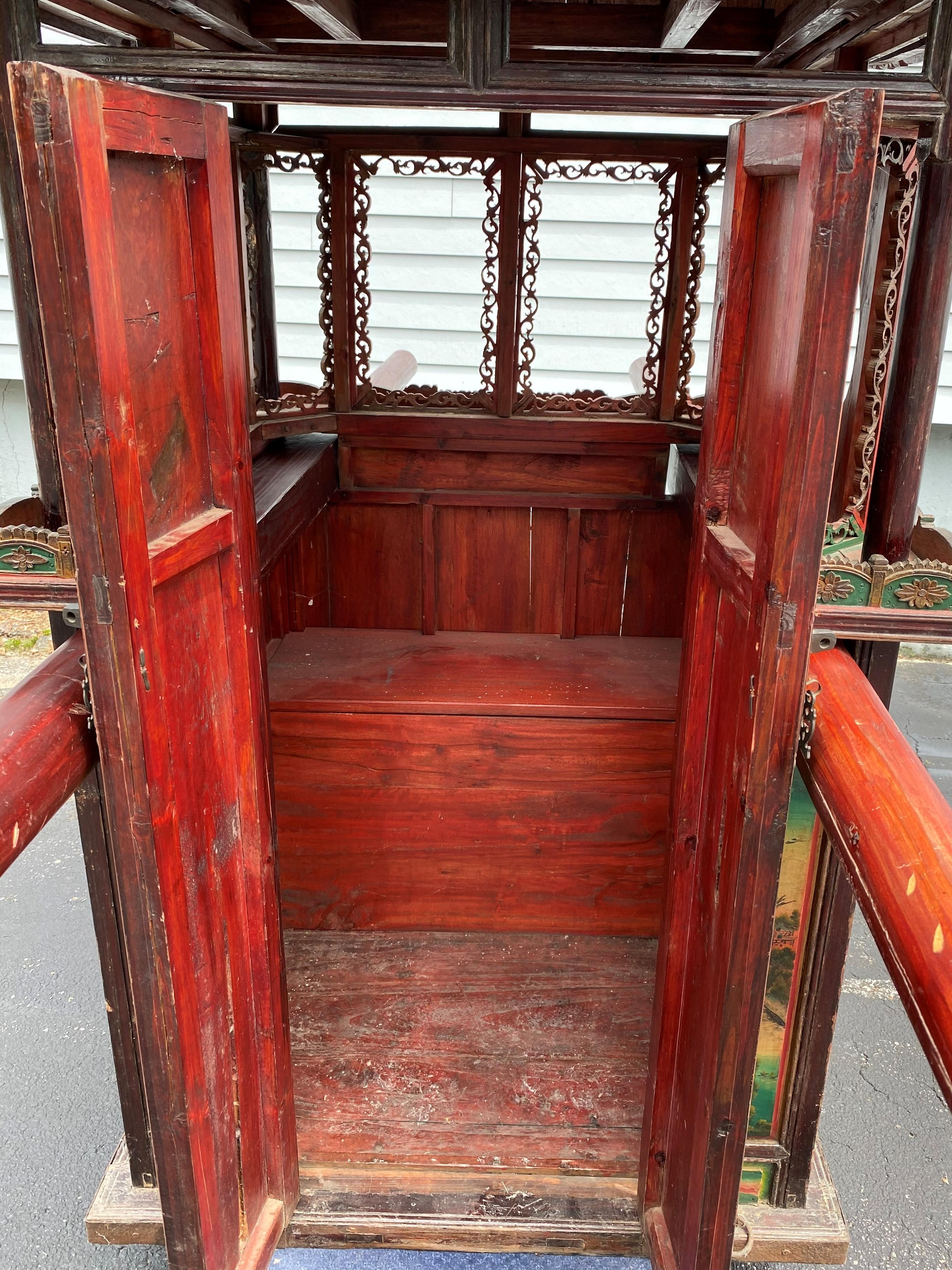 Early 20th Century Chinese Polychrome Wedding Sedan Chair In Good Condition In Milford, NH
