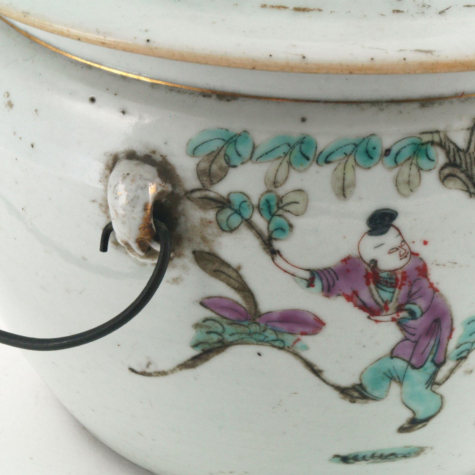 Chinesische Porzellankübelvase des frühen 20. Jahrhunderts, Famille Verte im Angebot 3