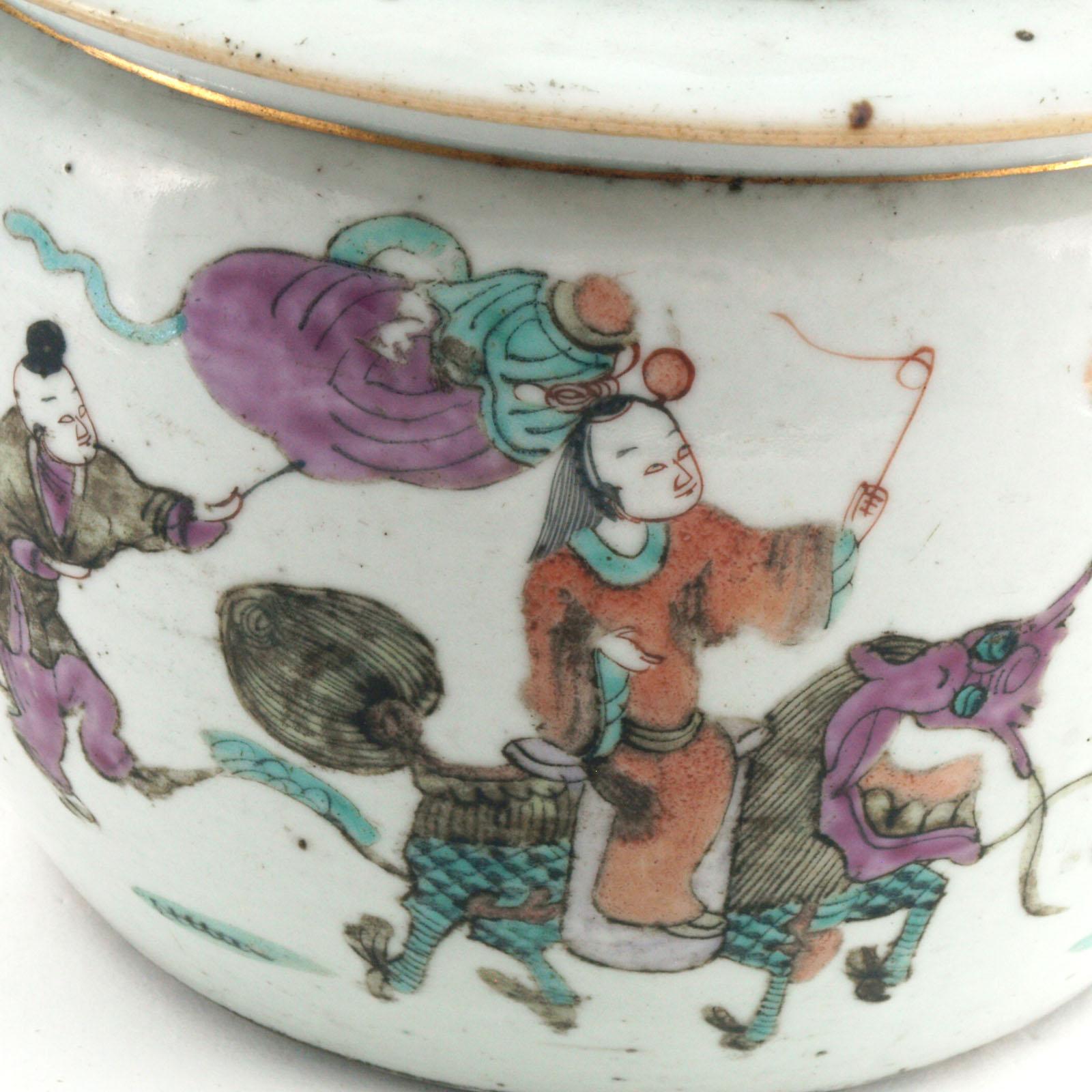 Early 20th Century Chinese Porcelain Bucket Vase, Famille Verte For Sale 3