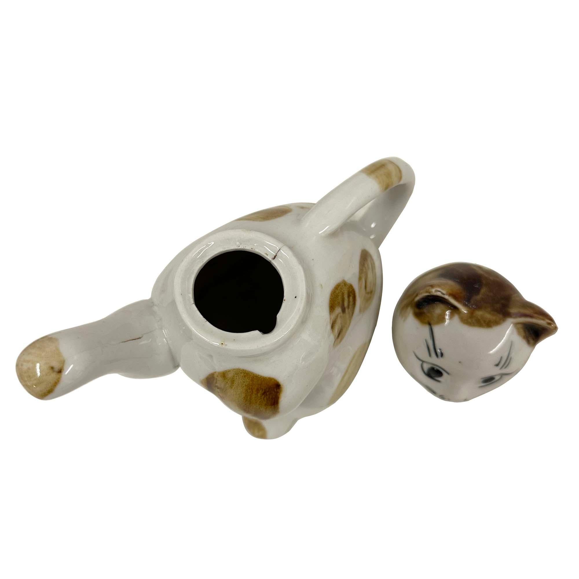Early 20th Century Chinese Porcelain Cat Teapot with Marks on the bottom en vente 2