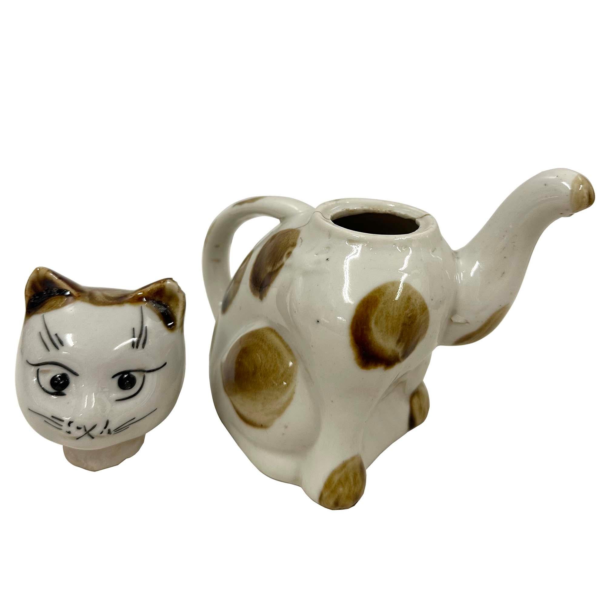 Early 20th Century Chinese Porcelain Cat Teapot with Marks on the bottom en vente 2