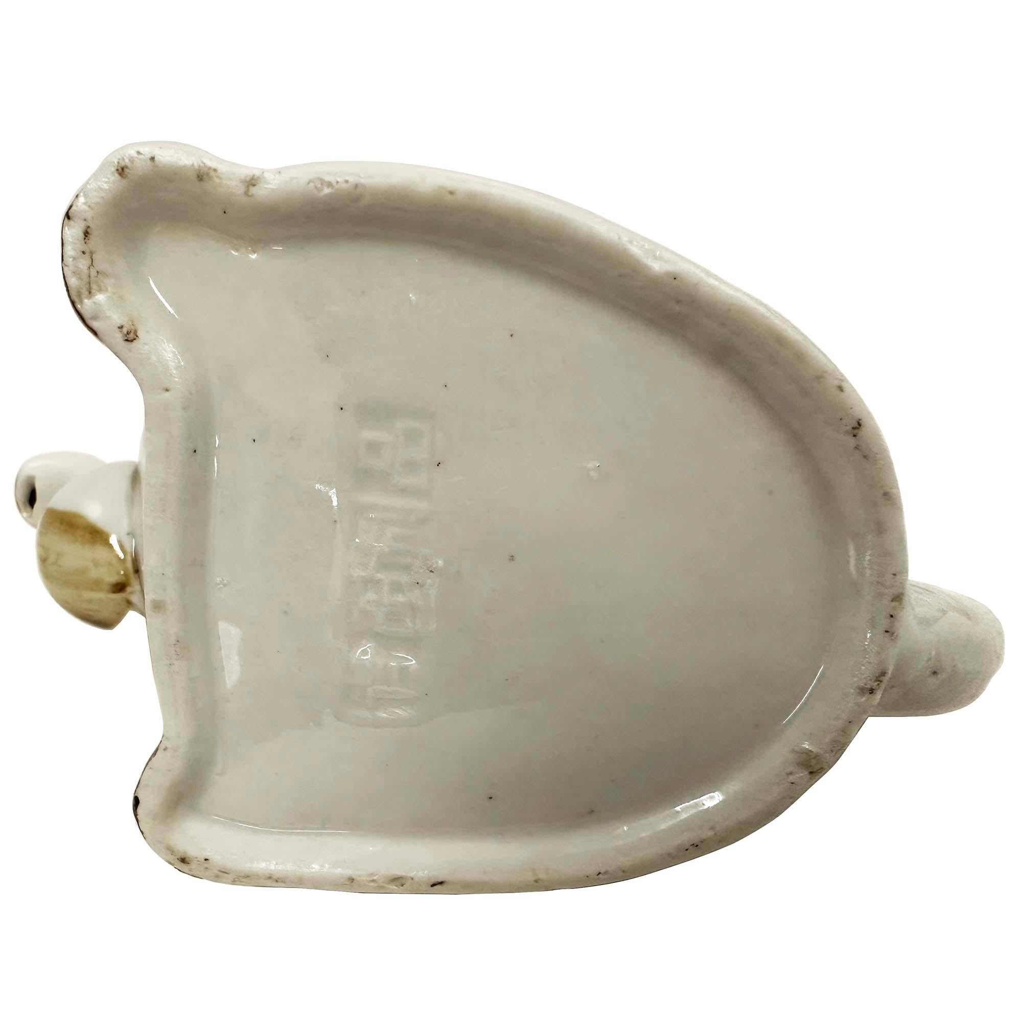 Early 20th Century Chinese Porcelain Cat Teapot with Marks on the bottom en vente 3