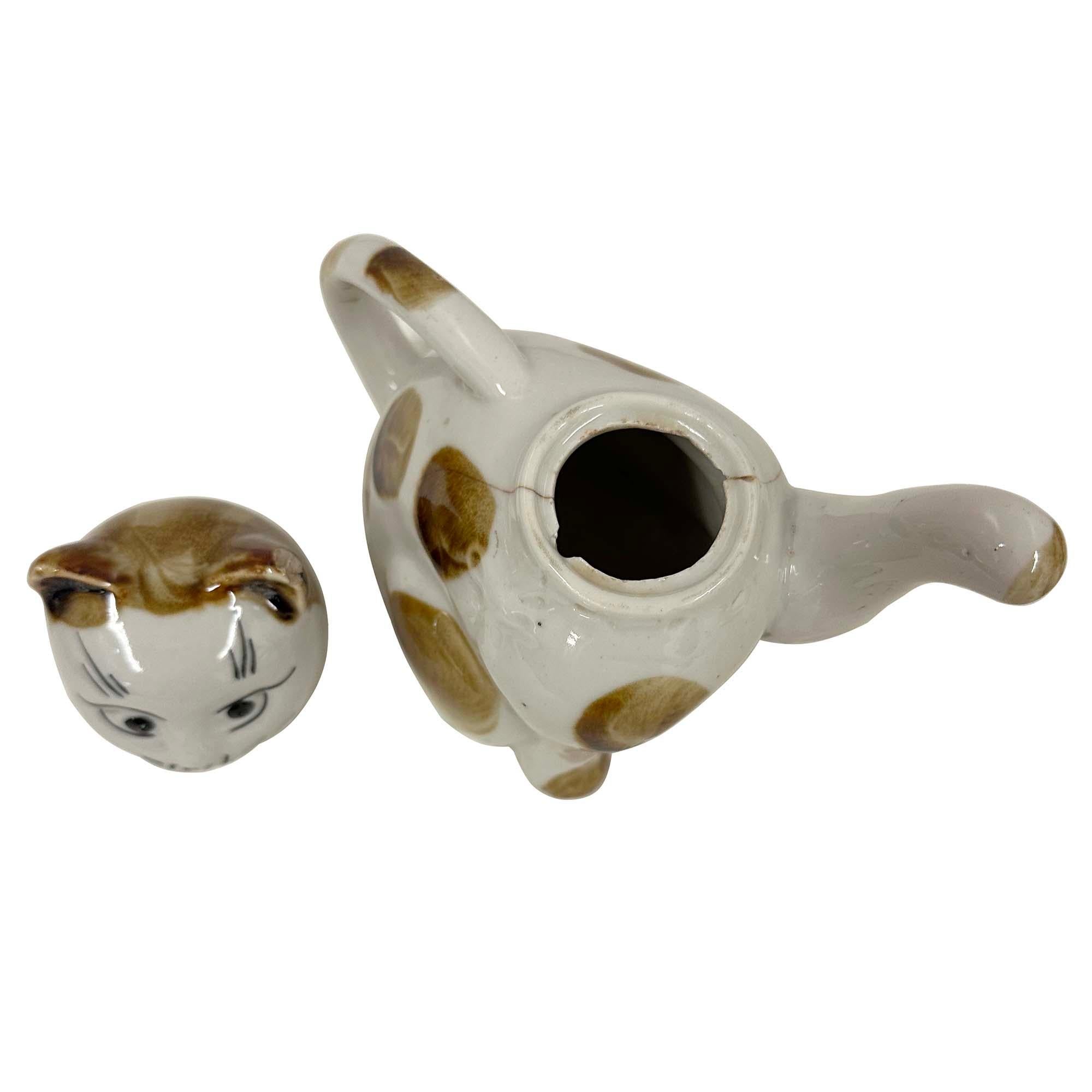 Early 20th Century Chinese Porcelain Cat Teapot with Marks on the bottom en vente 3