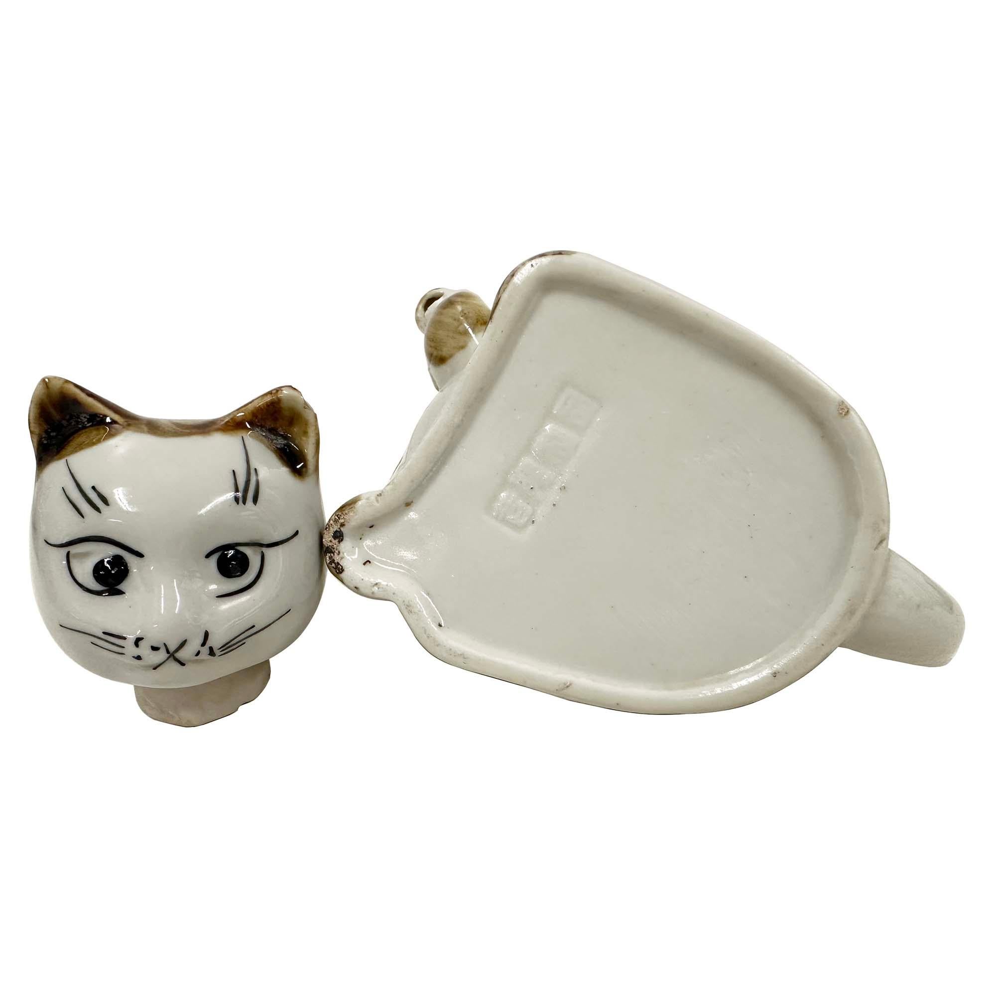 Early 20th Century Chinese Porcelain Cat Teapot with Marks on the bottom en vente 4