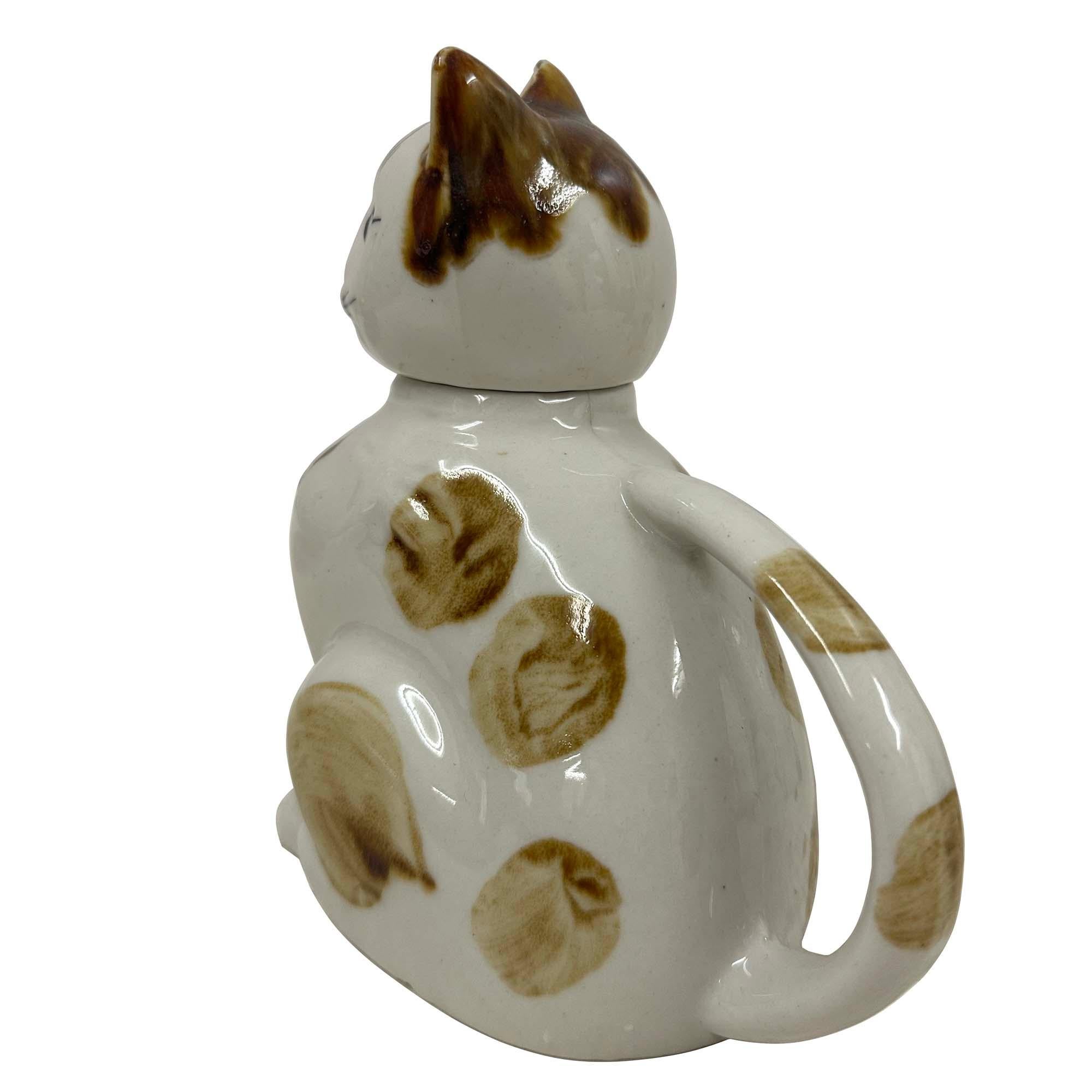 Exportation chinoise Early 20th Century Chinese Porcelain Cat Teapot with Marks on the bottom en vente