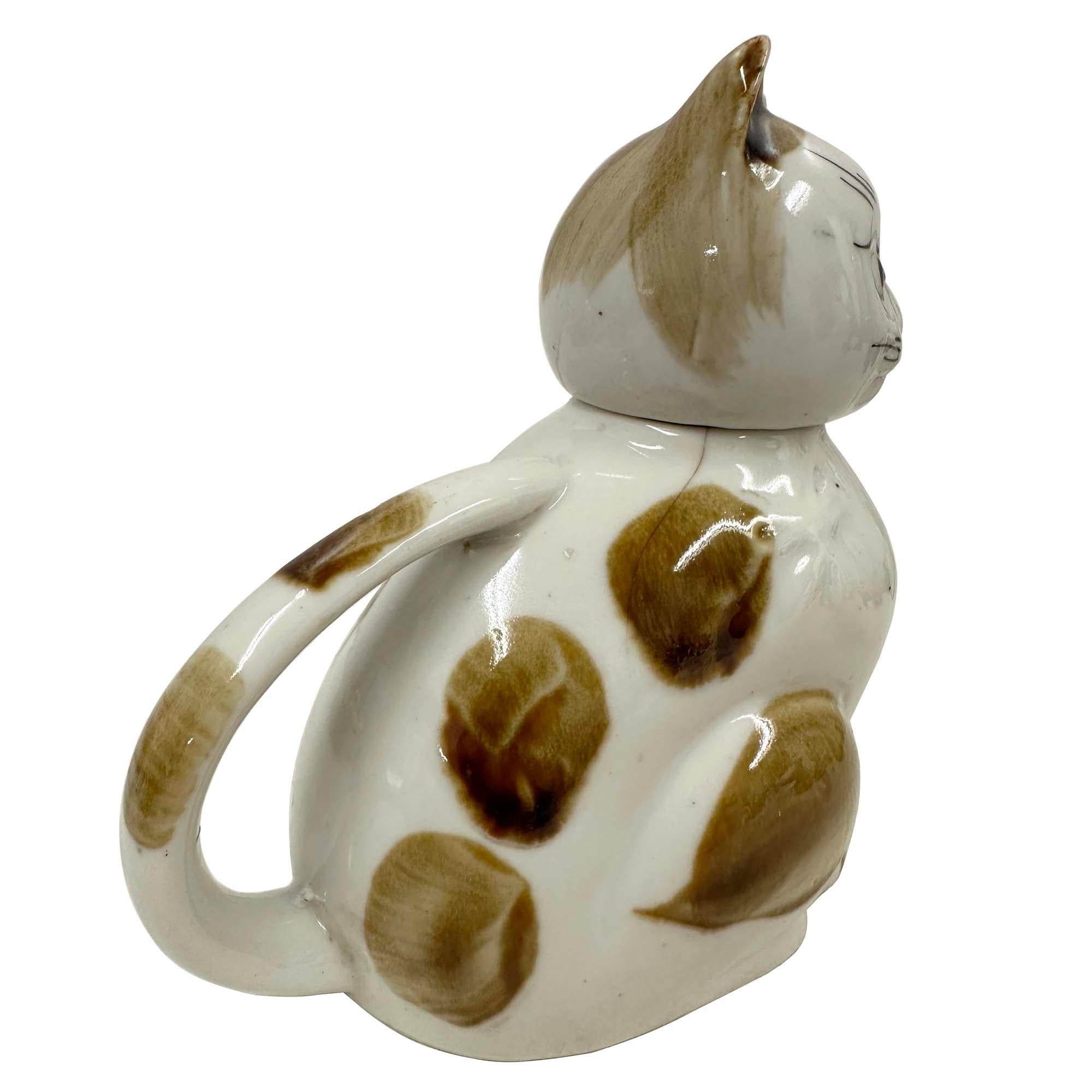 Exportation chinoise Early 20th Century Chinese Porcelain Cat Teapot with Marks on the bottom en vente