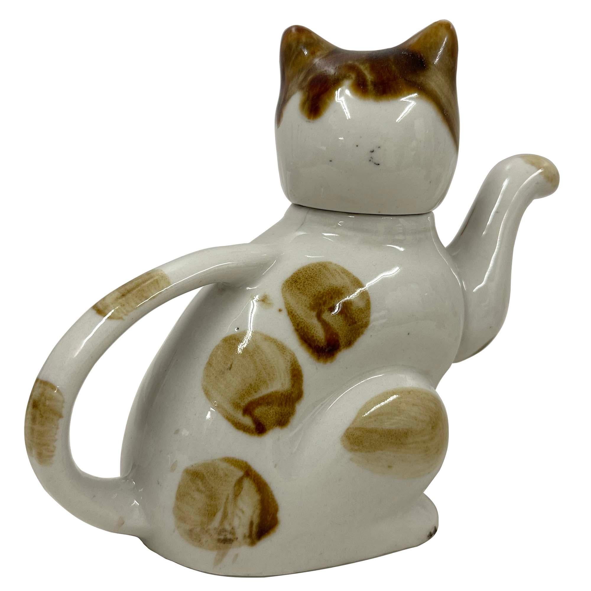 Chinois Early 20th Century Chinese Porcelain Cat Teapot with Marks on the bottom en vente